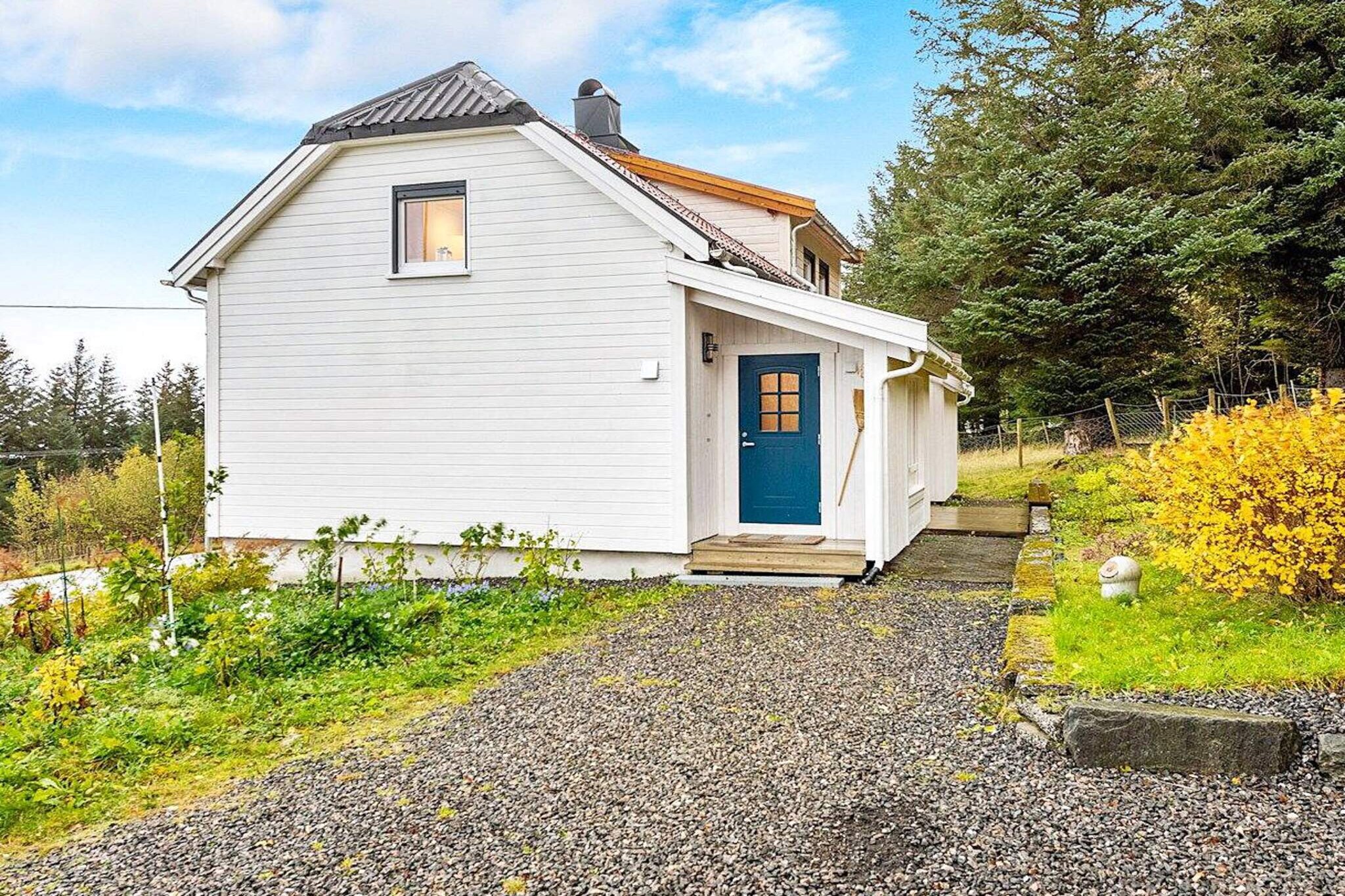 Boat: \n\nInternet Access DSL, open kitchen(cooker(electric), hood, coffee machine(filter), waffle iron, microwave, dishwasher, fridge, freezer(> 250L), washing machine), Living/bed room(36 m2)(TV(satellite, german television channels, norvegian TV channels )), bedroom(2x single bed), bedroom(2x single bed), bedroom(double bed), bathroom(floor heating)(washbasin, shower, toilet), bathroom(washbasin, toilet), heating(electric), terrace(7 m2), terrace(roofed, 9 m2), garden furniture, BBQ, parking, air to air heatpump