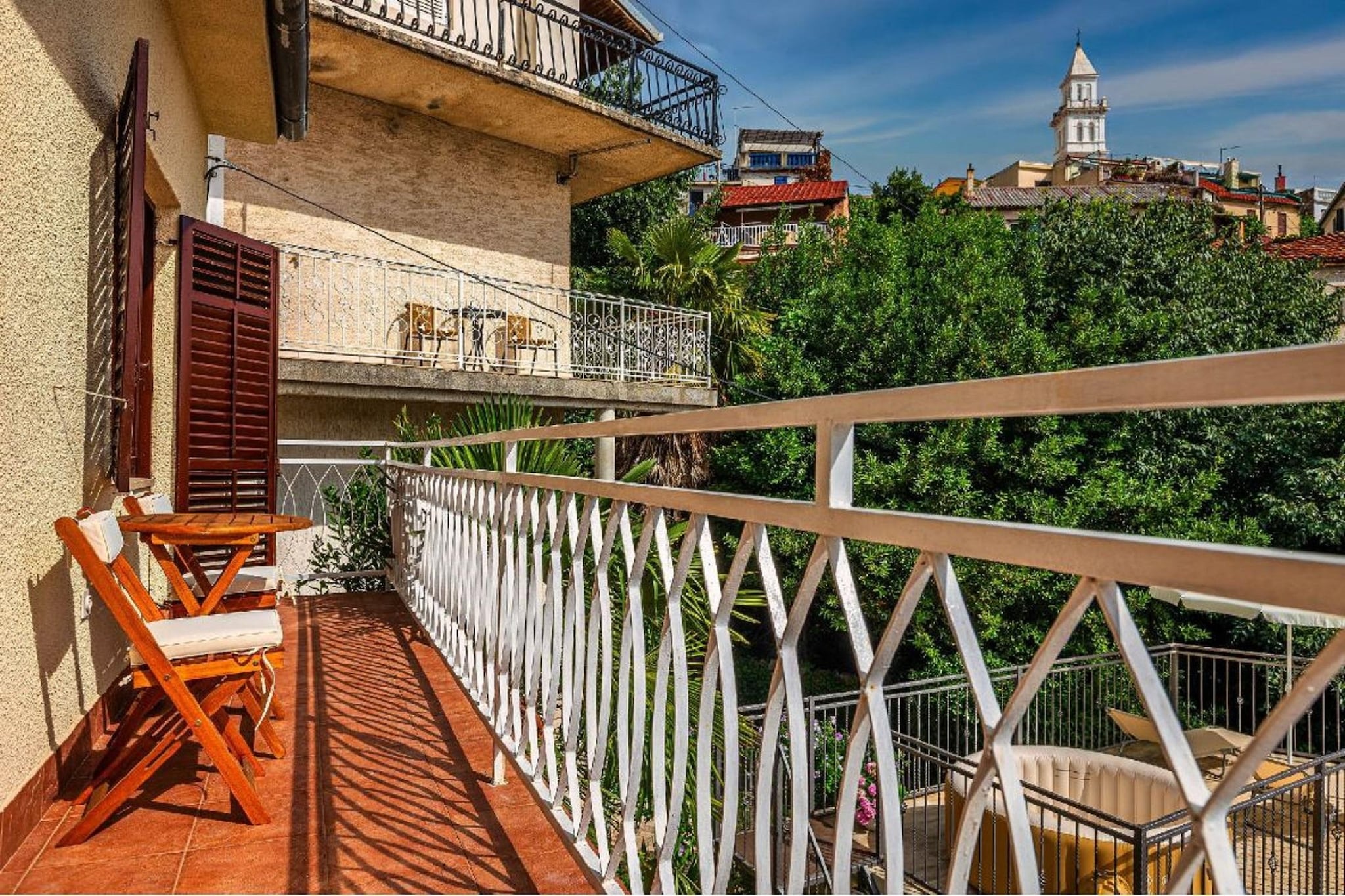 Ground floor: (open kitchen(dining table, hob, dishwasher, fridge, washbasin), Living/diningroom(single sofa bed, seating area), bedroom(double bed), bedroom(double bed), bathroom(shower, washbasin, toilet, bidet))\n\nhot tub, patio, air conditioning, terrace, garden, garden furniture, parking