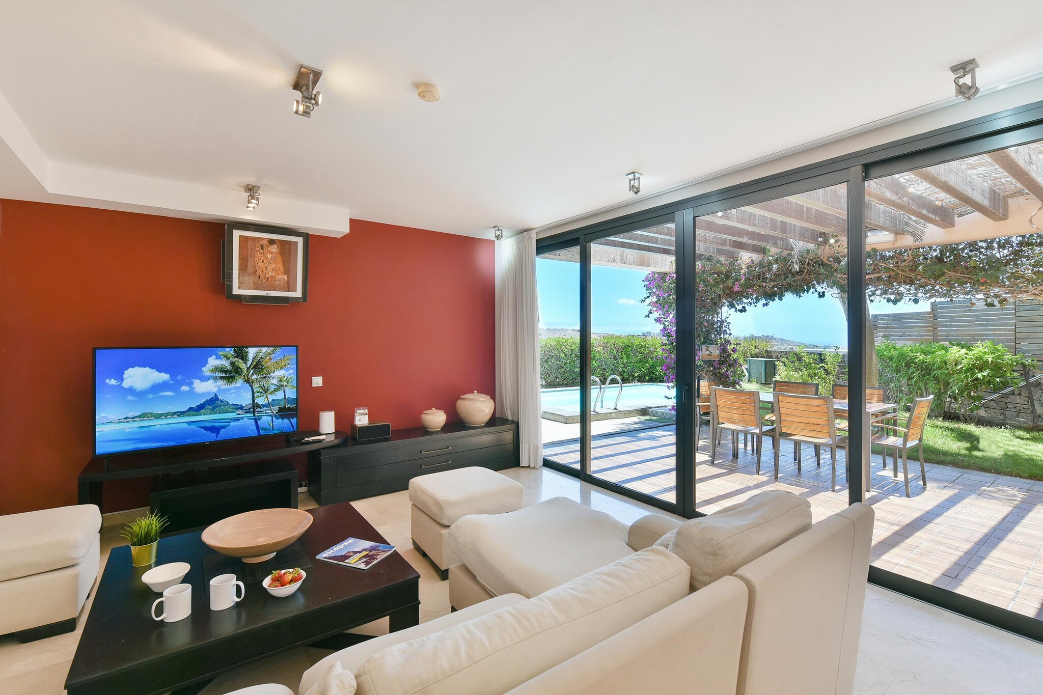 This bungalow is a wonderful vacation home for 2 people. It is right in the center of Playa del Inglés and has a fantastic communal pool. This is the best option for your vacation! This beautiful vacation home is the perfect getaway for those seeking peace and sun, yet be close to restaurants, shops, and other conveniences. It has a spacious bedroom with single beds and built-in wardrobes, a bathroom with a shower, a well-equipped kitchen with an oven, kitchen utensils, a toaster, a coffee maker and everything you may need during your stay. The vacation home has a large living room with Smart TV and two dining areas, one of them outside. It overlooks the large garden area with sun loungers where you can relax. You also have access to a fantastic community pool which is heated from October to June. This wonderful residential complex is one of the most popular in the south of Gran Canaria, very close to the Jumbo shopping center and many restaurants and shops in the area. The complex also has its own tennis court! Extras included: High speed Wi-Fi, Weekly and final cleaning, laundry set, consumption expenses.