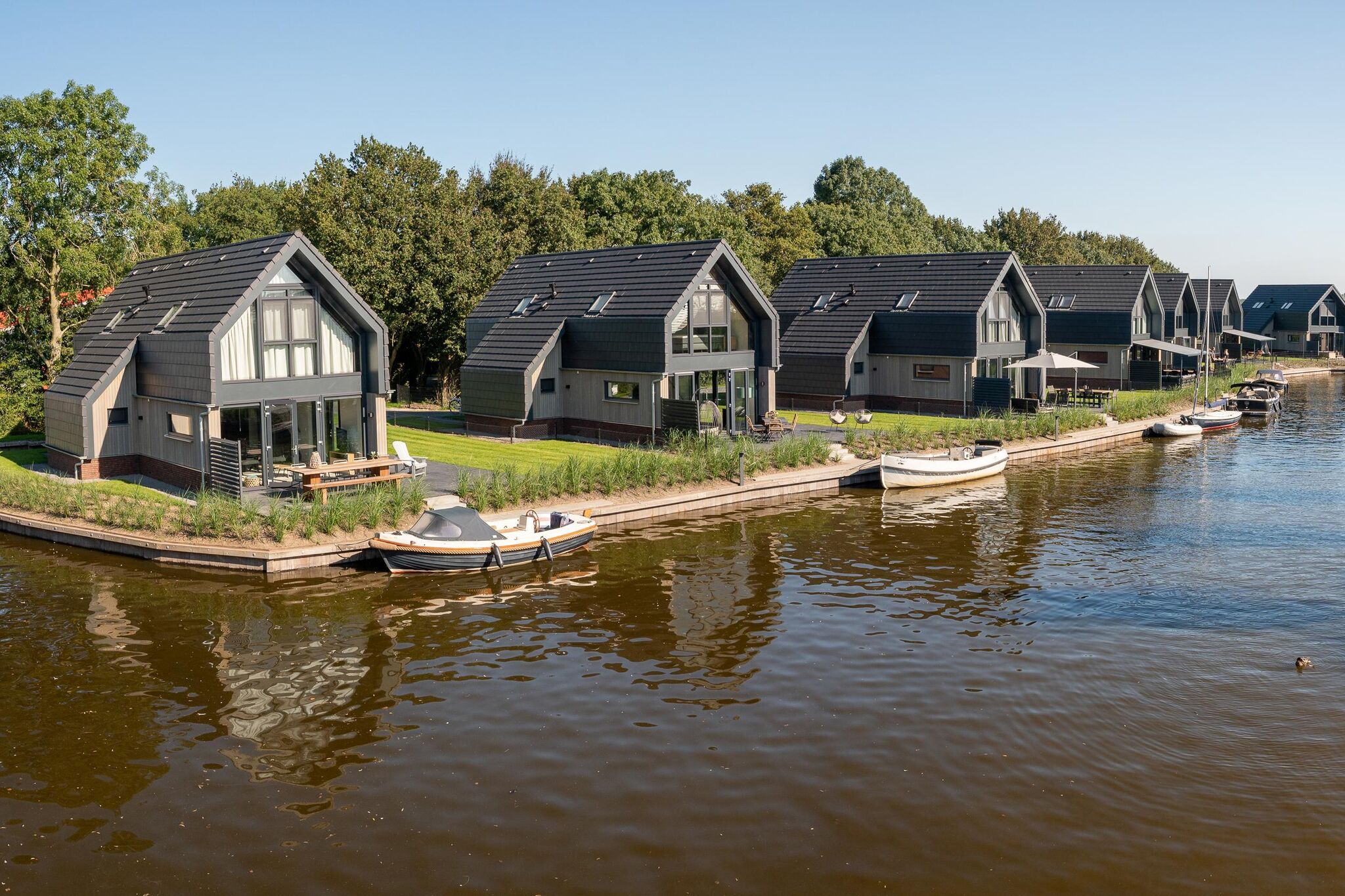 Water villa with private mooring on the Slotermeer