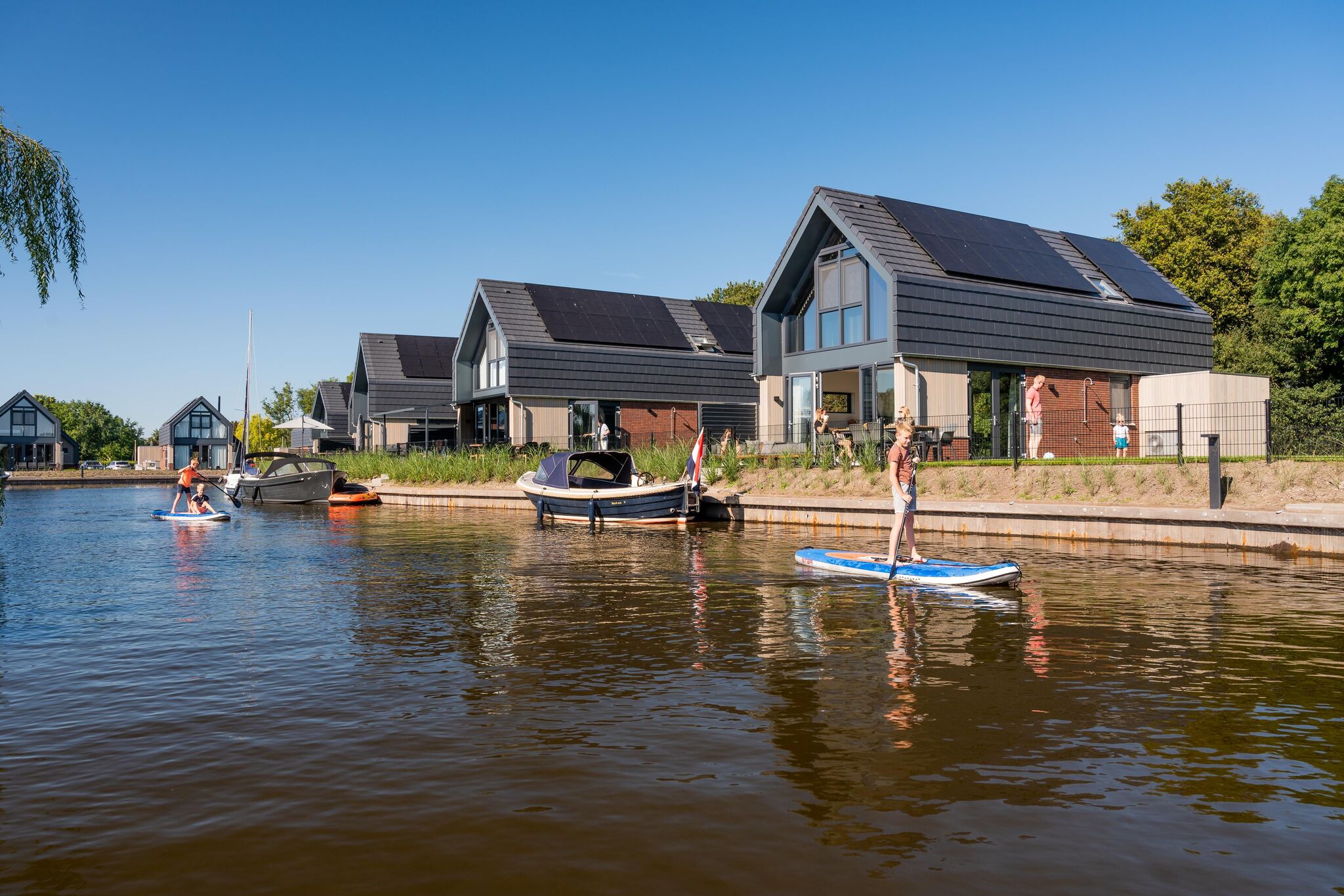 Luxueuse villa sur l'eau indépendante avec ponton