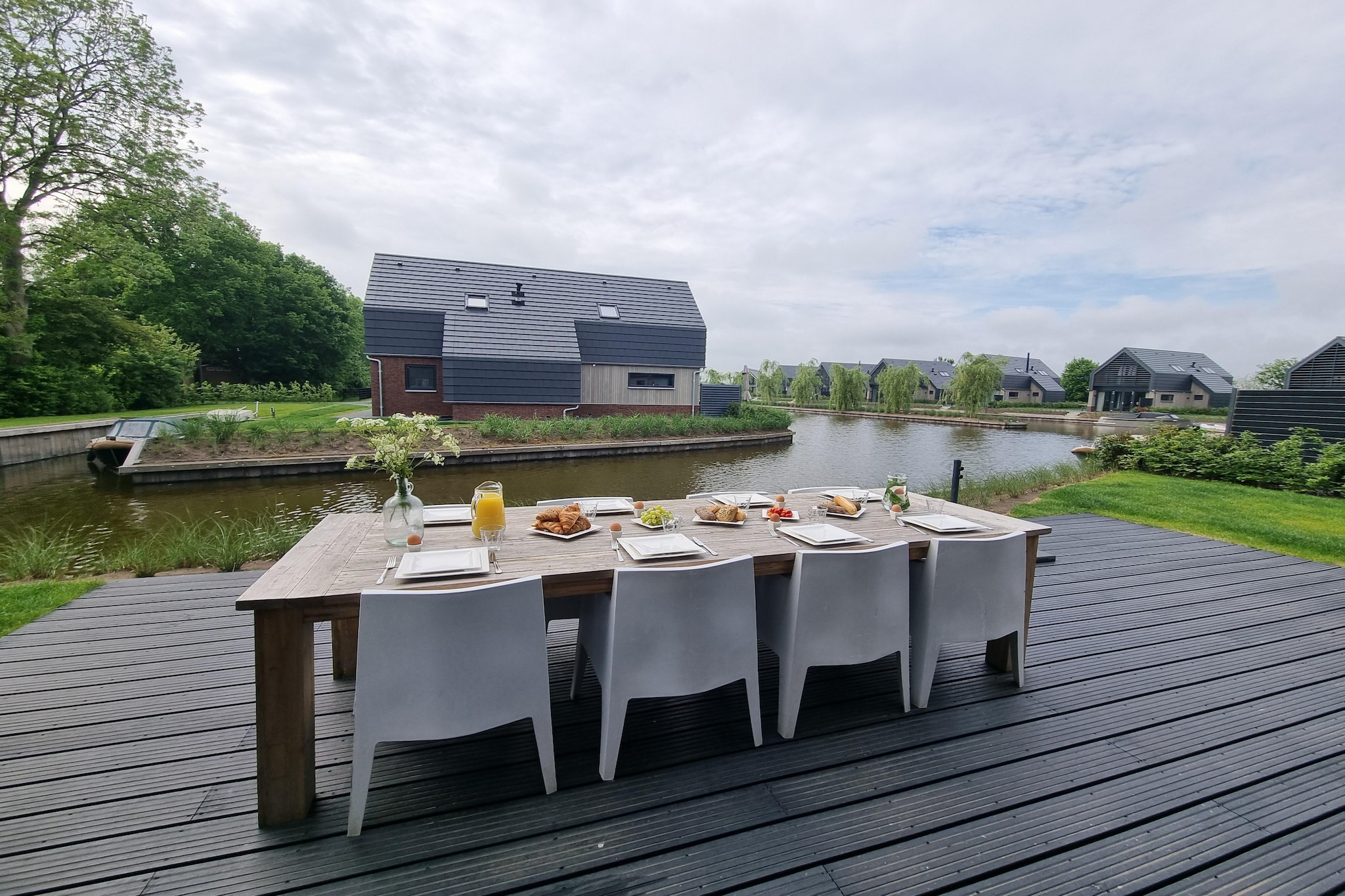 Villa with enclosed garden on the water