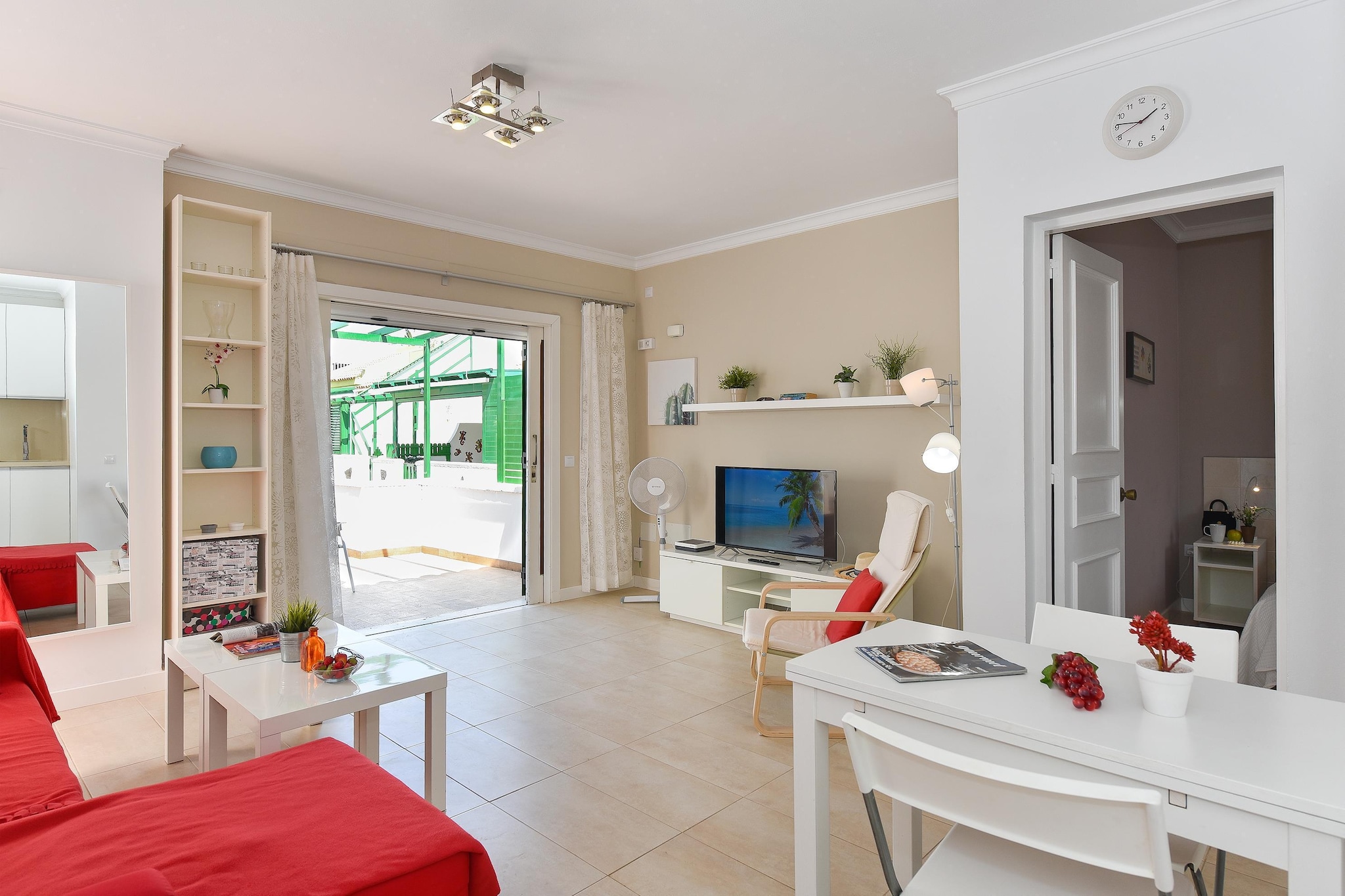 Ground floor: (Living room(TV), Kitchen(electric kettle, toaster, coffee machine, oven, microwave, fridge-freezer), bedroom(double bed), bathroom(shower, washing machine, hairdryer))\n\nBBQ, swimming pool(shared with other guests, outside)