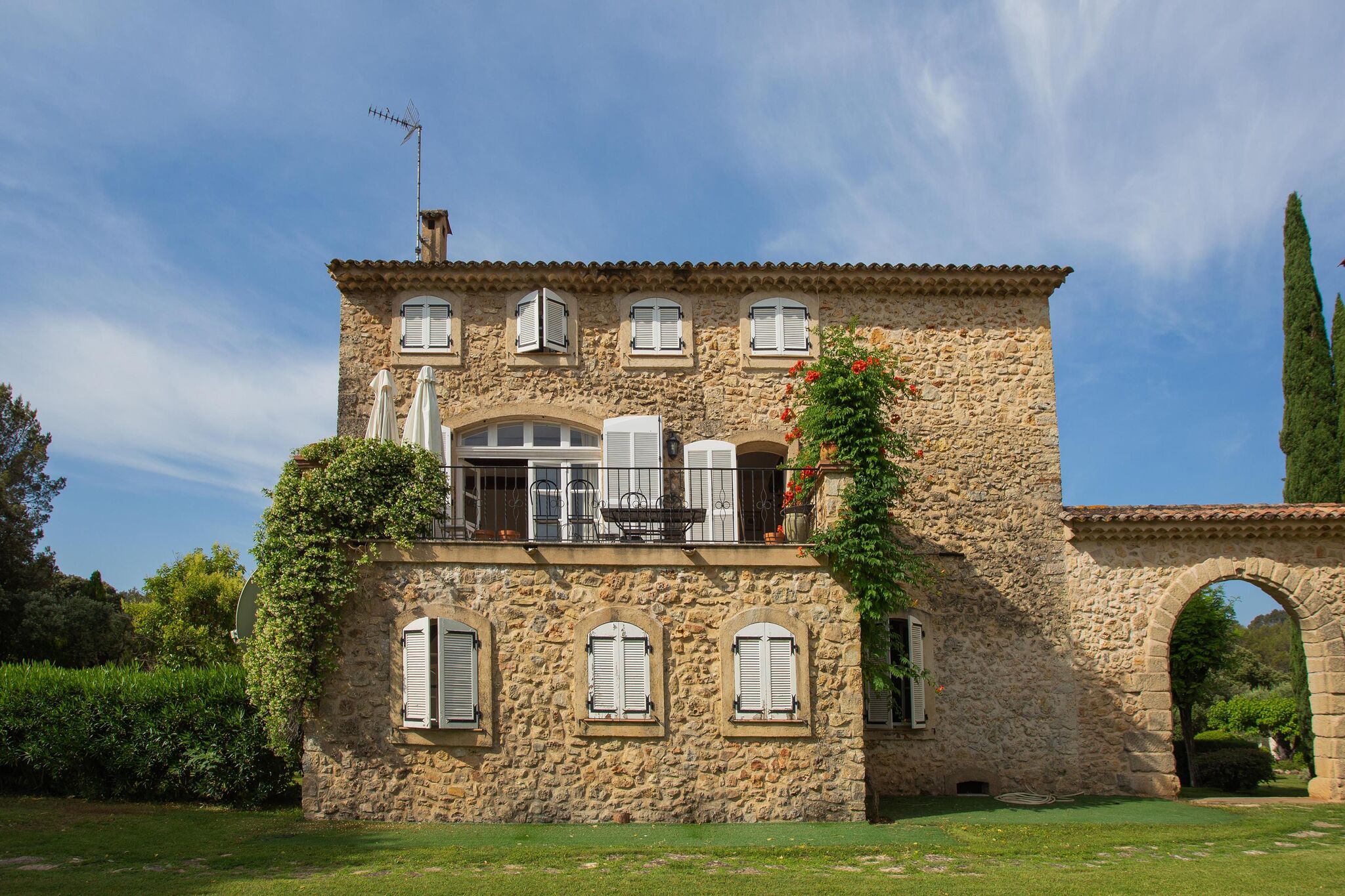 Schönes Schloss in der Provence-Alpes-Côte dAzur mit Terrasse