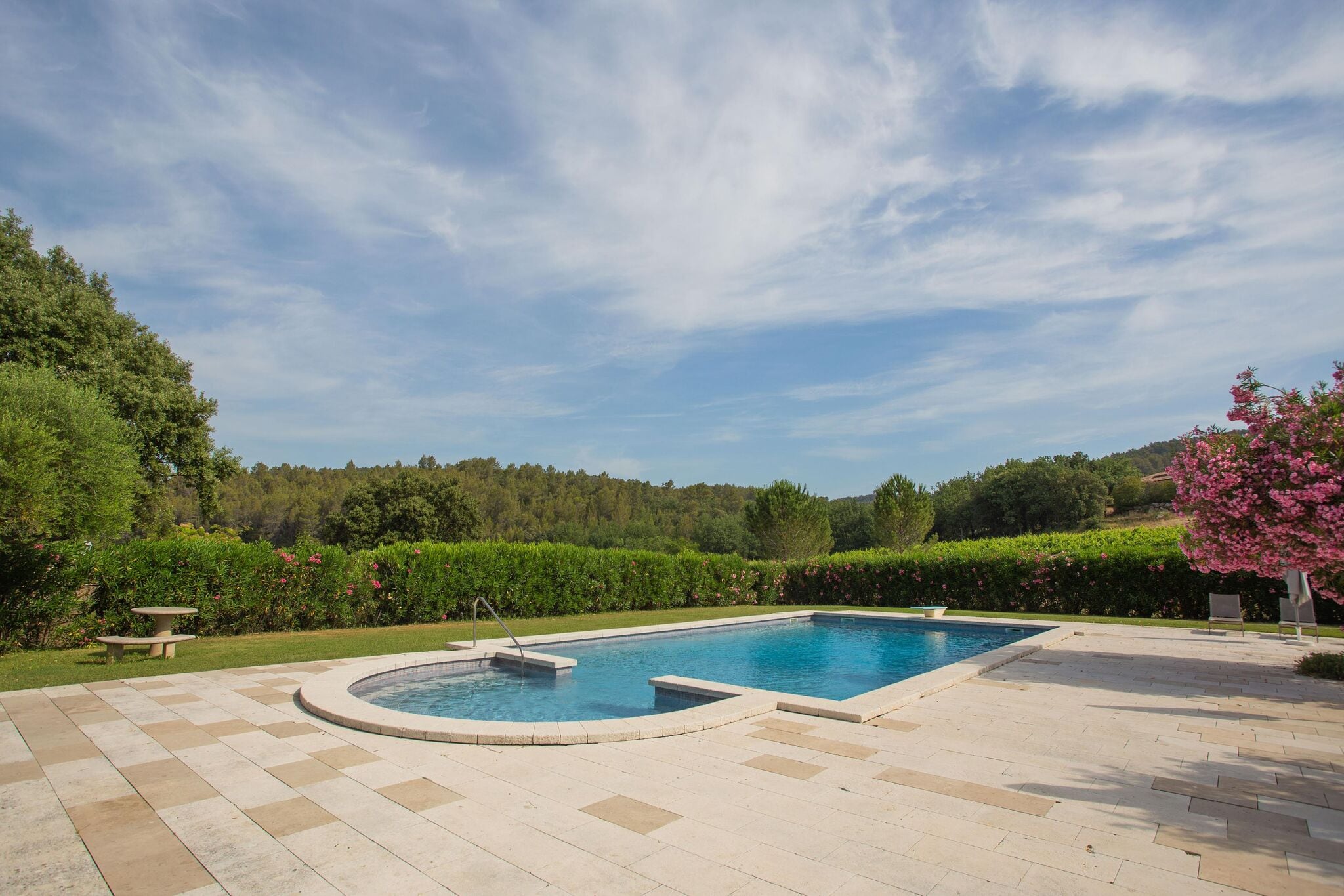 Wohnung in einem Schloss in der Provence mit Swimmingpool
