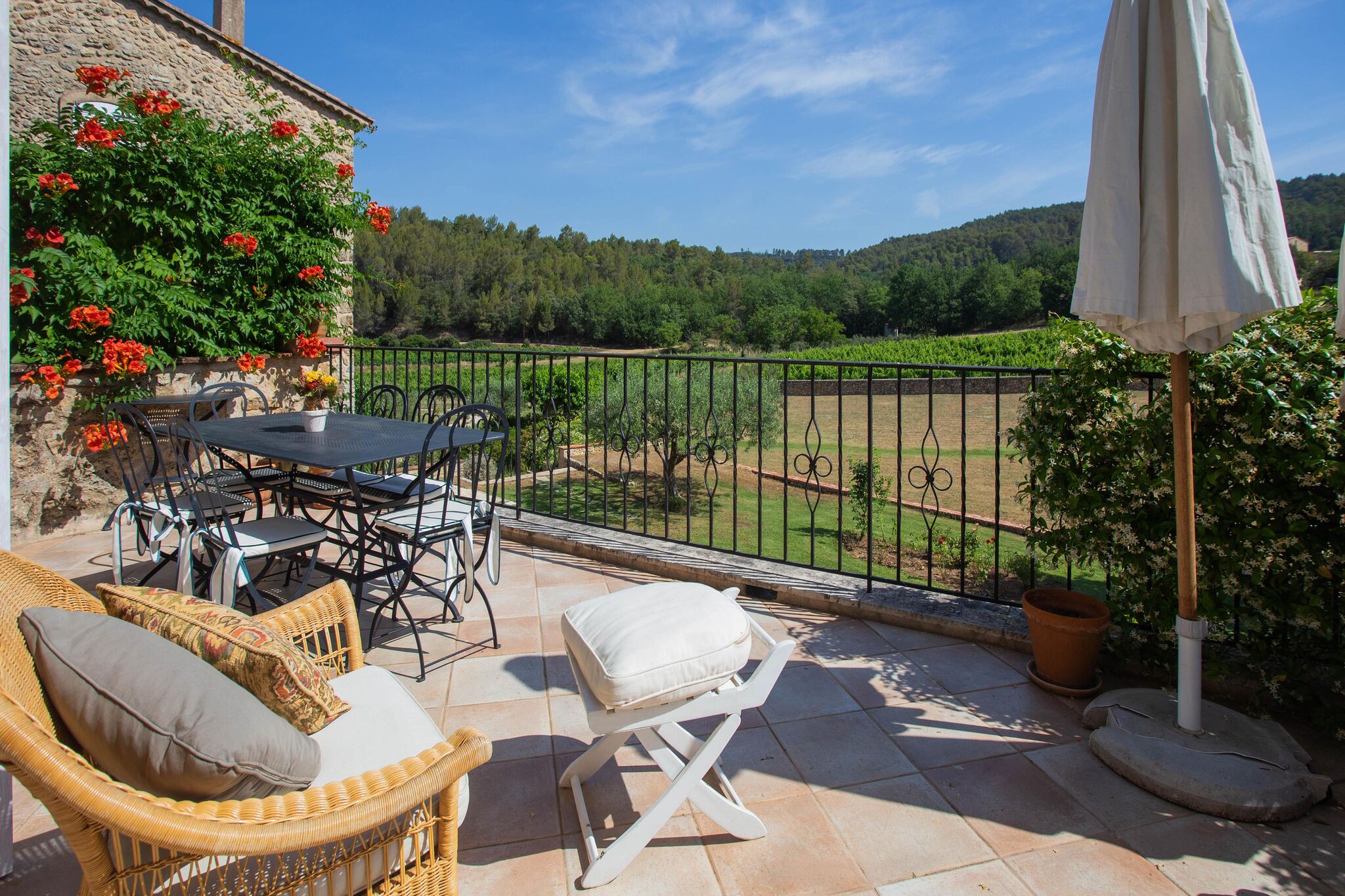 Wohnung in einem Schloss in der Provence mit Swimmingpool