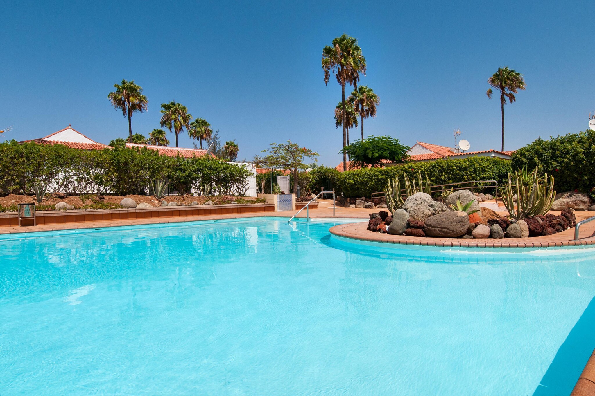 Bungalow Las Palomas DS50 is a modern property in Campo Internacional de Maspalomas for 4 people, with a large terrace and community pool, just 5 minutes drive from Maspalomas beach! This vacation home is ideal for couples or families, as it is distributed in 1 double bedroom with a double bed, 1 room with a trundle bed and 1 bathroom with a shower. It has a fresh decoration presented in an open concept towards the living room and the kitchen. The best part of this property is its large private dining terrace, perfect for enjoying the outdoors at any time! and then freshen up as it has an outdoor shower, with hot and cold water, in case you feel like taking a shower at night. This complex has community gardens and a fantastic community pool as well as a children's pool for the little ones. Just 5 minutes on foot from the Holiday World entertainment center and 5 minutes by car from the beaches of Maspalomas and Playa del Inglés.