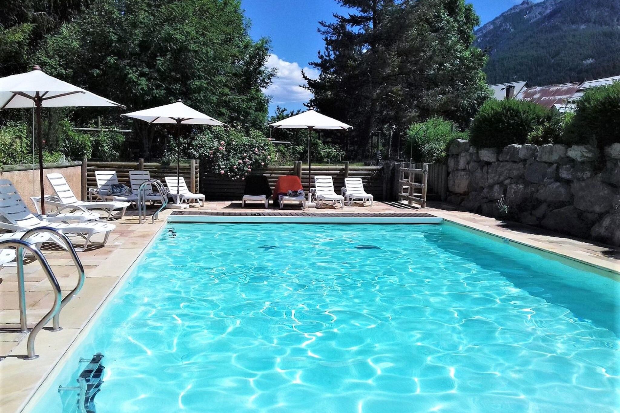 Schöne Wohnung in Le Monêtier-les-Bains mit Swimmingpool