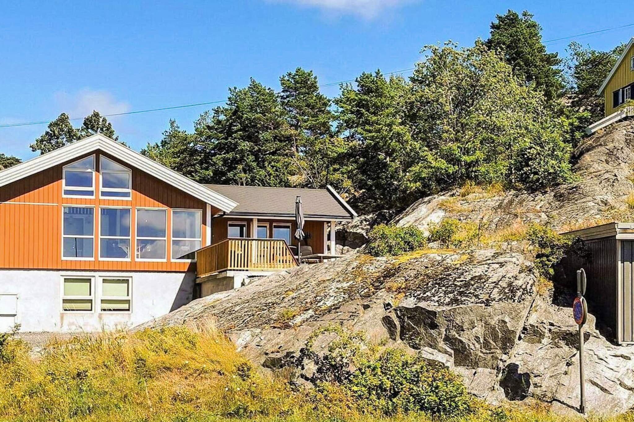 Beautiful holiday home located right by the fjord and with beautiful views. Here you can wake up to a great view from the bedroom! Beach right by the house. Large terrace with views and lots of sun all day, both barbecue and fire pit available. At the back of the house, there is a lawn well suited for ball games. There is also an outdoor shower, if you want to wash off the sand after a day on the beautiful sandy beach right by the house. At Hegna Marina only 400 meters away, you can rent a boat up to 17 feet with or without motor. Great opportunities for canoeing and kayaking in the area, the boats can be set out 50 meters from the holiday home. Opportunity to fish for mackerel, saithe, cod, and crabs. Short distance to Kragerø, Langesund and Jomfruland National Park, as well as sightseeing boat trips from the Marina. The coastal path goes right by the house and is a fantastic walk, where you pass the Trolldalen fort. There are several outdoor restaurants within walking distance to the house. On the pier, it is possible to charge an electric car. 9-hole golf course in Bamble just 3.7 km away. Feel free to pay a visit to the Telemark Canal as well. About 2 hours to Sommarland in Bø.