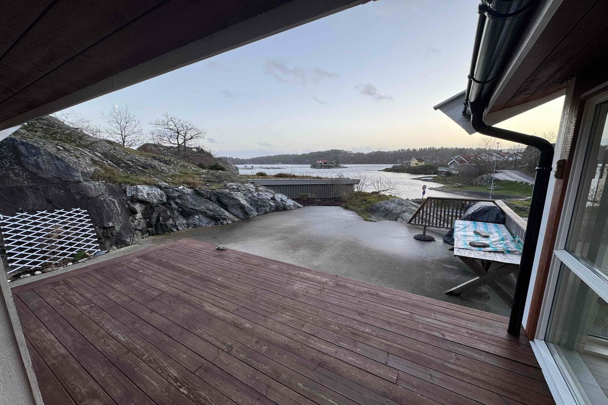 open kitchen(cooker(electric), hood, coffee machine(filter), microwave, dishwasher, fridge, freezer(1-59L), washing machine, high chair), Living/bed room(55 m2)(TV), bedroom(double bed), bedroom(double bed, bunk bed), bedroom(double bed, bunk bed), bedroom(double bed, bunk bed), bedroom(single folding bed), bathroom(floor heating)(washbasin, shower, toilet), bathroom(floor heating)(washbasin, shower, toilet), heating(electric), terrace(108 m2), garden, garden furniture, BBQ, parking