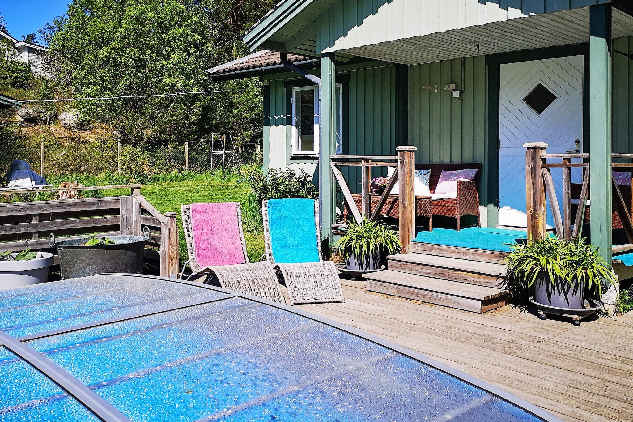 Internet Access DSL, pantry(cooker(2 ring stoves), coffee machine, oven, fridge-freezer), Living/bed room(single folding bed), bedroom(double bed), bathroom(washbasin, shower, toilet), heating(electric), garden furniture, swimming pool(shared with other guests, outside)