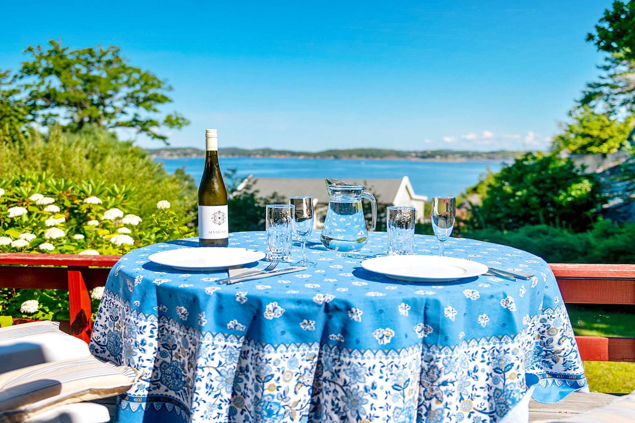 Kitchen(cooker(electric), hood, coffee machine(filter), microwave, dishwasher, fridge), Living/bed room(25 m2)(TV(antenna, norvegian TV channels )), bedroom(double bed), bedroom(2x bunk bed), bedroom(2x bunk bed), bathroom(washbasin, shower, shower, toilet), heating(electric), terrace(30 m2), terrace(roofed, 10 m2), garden furniture, parking