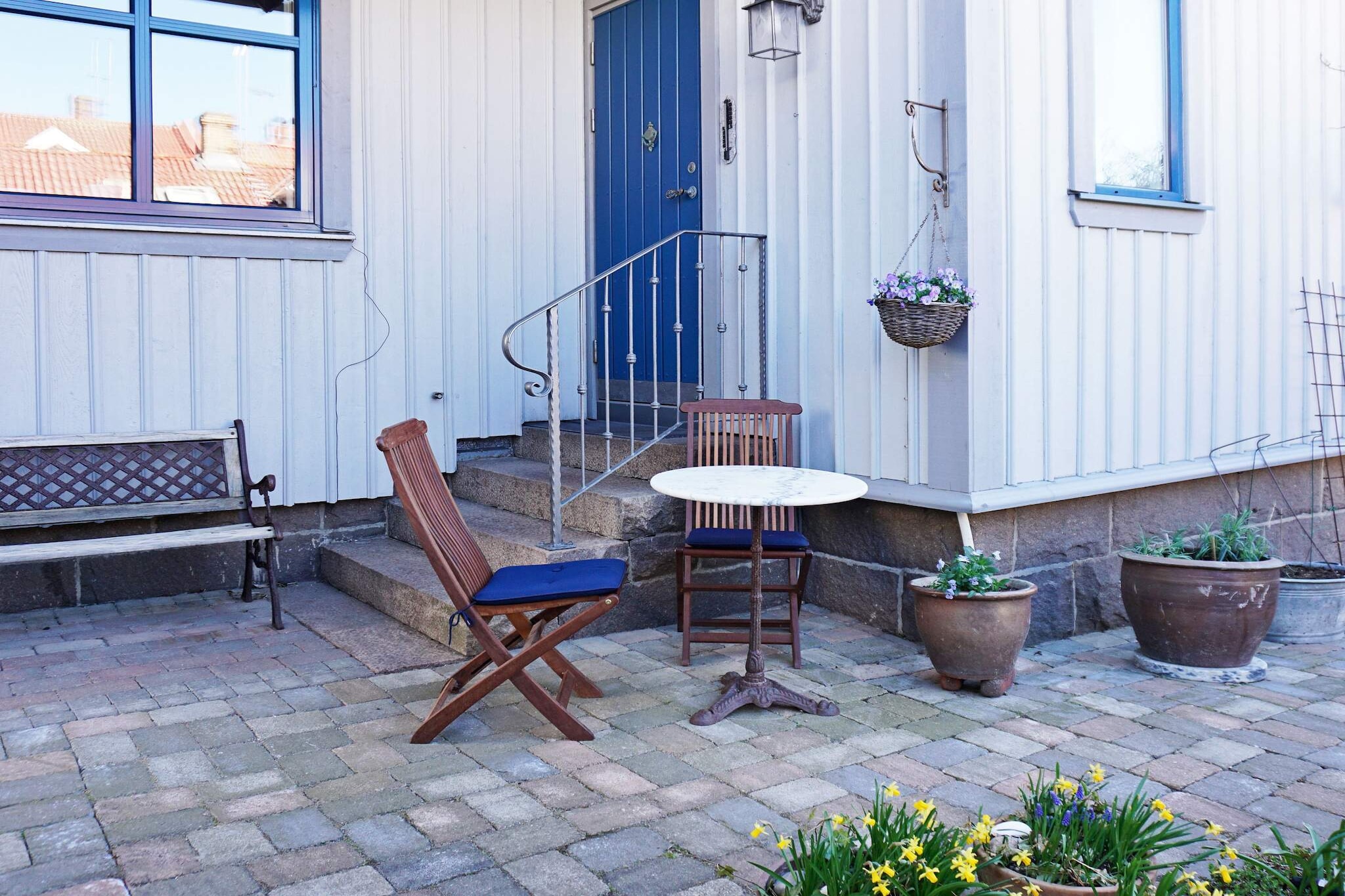 Welcome to this centrally located apartment on the third floor which is part of a villa. Here you live in a quiet residential area but still within walking distance to the summer city city with everything it means such as market shopping, shopping, restaurants, boating, music and much more. It is also walking distance to the newly built, very nice and popular beach promenade at LÃ¥ngeviks bathing place and Valbodalen harbor with the many boathouses that climb up the cliffs and on the island outside there are nice baths. There is also a small child-friendly beach. Here are several nice both sitting and barbecue areas with adorable views of Brofjorden's salt water. Via the main entrance to the villa you take the stairs up to the third floor where your apartment is located. From the entrance you enter this nice apartment which with its ceiling height of 210 cm gives a cozy impression, in the hall you first have to the right the apartment's shower room and then comes the WC with washing machine before you reach the apartment's kitchen with stove, microwave, fridge / freezer , coffee maker. From the kitchen you reach the apartment's living room with dining furniture, a comfortable sofa bed and TV. Inside the kitchen is the bedroom with two single beds. The apartment has WiFi connection. Lysekil, which is popularly called &quot;The City by the Sea&quot; is located at the far end of the sea band. Experience the fantastic feeling of freedom that the sea gives us hikes on nature reserves and paths with nice smooth red granite cliffs that are unique in BohuslÃ¤n. During the summer season, many concerts are offered with famous artists, singing in the park, etc. Several nice nice shops with assortment for different tastes. It is also a pleasure to take the small train around Lysekil, during the tour you will also get a little history of Lysekil or why not walk through the older part of Lysekil from the 17th - 19th century. Cozy buildings along the narrow street towards Norra Hamnen, which in recent years has become a beach promenade. Here you can take a dip in the salty sea from the pier and during a nice summer evening you can experience a fantastic sunset that is reflected in the sea. Feel free to rent a canoe and experience the beautiful archipelago along the smooth granite cliffs. Take a boat trip over to the other side of the Gullmarsfjord and walk on winding streets among FiskebÃ¤ckskil's boathouses and captain's villas. For those interested in golf, the club can be swung on Holma's fine 18-hole course. Welcome to one of BohuslÃ¤n's pearls along the West Coast