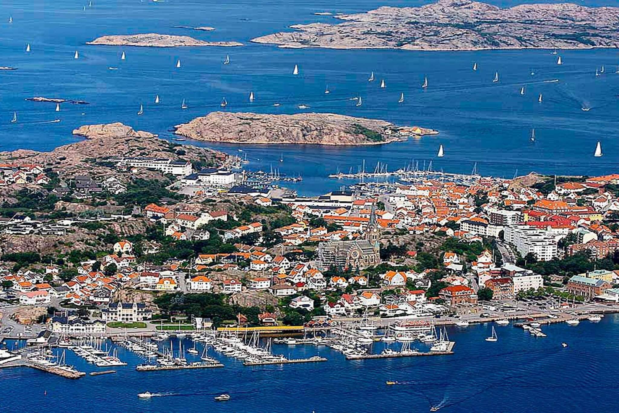 Internet Access DSL, Kitchen(cooker(electric), hood, coffee machine, microwave, fridge-freezer), Living/bed room(double folding bed, TV(swedish TV channels)), bedroom(2x single bed), bathroom(washbasin, toilet, washing machine), bathroom(shower), parking, geothermal energy, geothermal energy