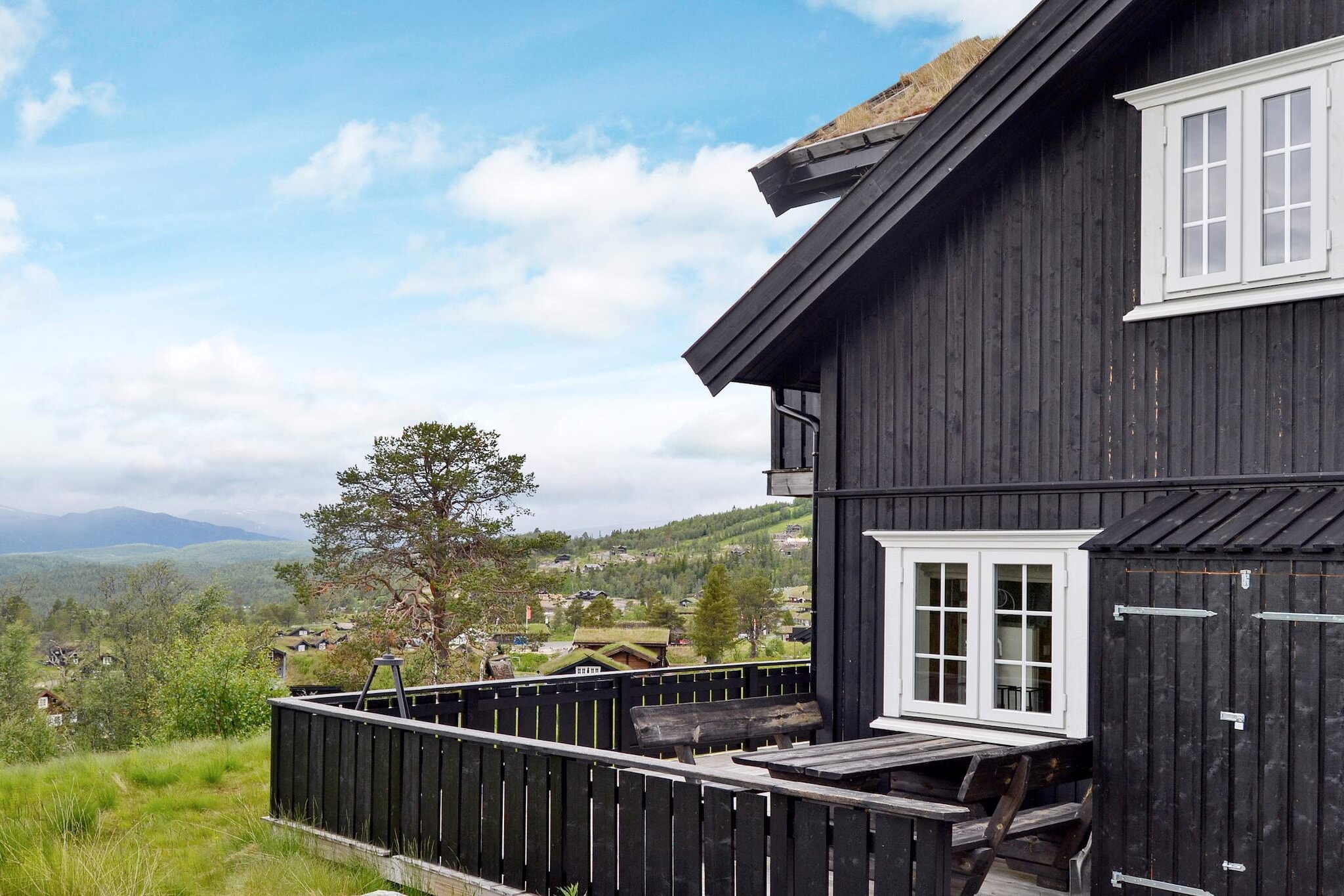 Cozy cabin in a lovely area with a beautiful view. The cabin offers a great atmosphere and beautiful mountain views. There are two bedrooms, one with a double bed and the other with a family bunk, where the lower bunk is 120 cm wide. TV in the living room downstairs as well as a TV room on the first floor where you can enjoy a movie (only streaming on the first floor, no channels as on the ground floor). Well-equipped kitchen with dining area, where you can gather over a better meal - perhaps with fish you have caught yourself? The cabin has a large terrace as well as a balcony on the first floor. Please note that the stairs are quite steep and that the rooms on the first floor have partly sloping ceilings. Here you have a wonderful closeness to nature, both in summer and winter. Alpine center and ski slopes only a few hundred meters from the cabin. In the summer, Rauland has many great hiking opportunities, as well as exciting activities such as moose safaris, sculpture walks and good fishing opportunities. For those interested in history, it is only a 45-minute drive to Rjukan, where you can follow the forerunners of Norwegian war and/or industrial history. 4-wheel drive is recommended during winter. Alternatively, the car can be parked approx. 200 m from the cabin. NB: You will need to bring your own bed linen.