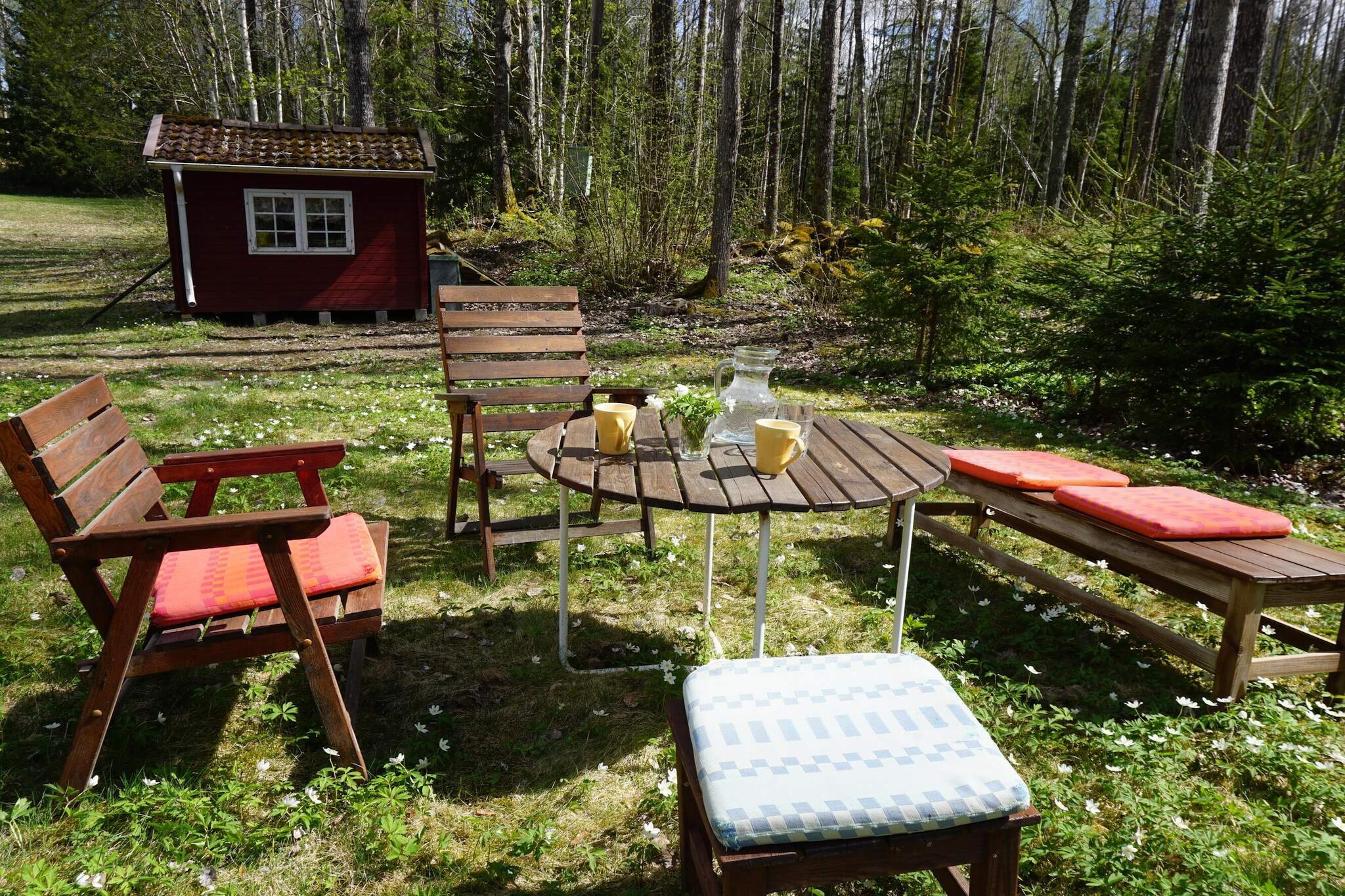 This cottage is peacefully located a few hundred meters from Lake Multen, with large open lawns in front of the cottage. The cottage has an open floor plan between the kitchen and living room and dining area. On the lower level there are two bedrooms with a single bed in each room and in the attic, there is a room with two single beds. The bathroom has a toilet and sink as well as a narrow shower area. A short walk on the gravel road takes you down to Lake Multen, in the absolute vicinity of the cottage there is no landscaped bathing place, but then you need to move to the other side of the lake. Here you can visit Sixtorp's bathing place where there is also some café activity. For those who are interested in fishing, there are many lakes where the pike, bream hit the reeds. Fishing licenses are often required. Mullhyttan is located right on the edge of Kilsbergen and in open places you can see the Blue Mountains looming on the horizon. If you are inclined to hike, there are several options to choose from and perhaps the Bergslagsleden is one of the more well-known trails. The limestone mines are located just north of and testify to the history where, among other things, iron and ore mines were what made the area grow, it is well worth a visit to explore the area. If you want to swim in a limestone quarry, it works great in Lanna Badgruva, there is a small sandy beach and a toilet, and you can swim in designated areas based on safety reasons. To Mullhyttan you have about 10 minutes by car and there is a grocery store. If you want a larger selection, you continue 10 minutes to Fjugesta.