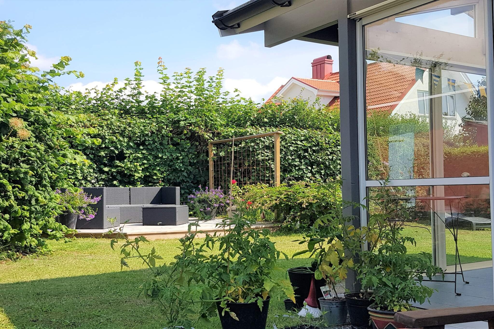 A nice little house in the core of Sölvesborg. From here you are close to lush forests, idyllic fishing villages, white sandy beaches and sparkling seas. There is a lot to discover in Sölvesborg! Perhaps you dream of active outdoor life in enchantingly beautiful nature, or of lovely, lazy days with sun and swimming. Or would you rather stroll along cozy cobbled streets, eat well and explore local cultural life? Then you should rent this house, because then you are close to everything. Sölvesborg is beautiful all year round! Sölvesborg has a very beautiful city center with interesting cultural monuments, architecture and sights. Do you play golf? Then you mustn't miss all the fine golf courses in the area, which are considered to be some of Sweden's best. For some time now, the new pedestrian and bicycle bridge over Sölvesborgsviken has been ready. With its 760 meters, the municipality prides itself on having Europe's longest pedestrian and bicycle bridge. The house is located in a residential area with a lovely garden with lawn. At the back there are two balconies with outdoor furniture and a barbecue. Here you can choose whether you want to follow the sun or sit in the shade. The back is in a protected position and even if the house is centrally located, the back is basically protected from view. There are various outdoor games to choose from. On the ground floor of the house there is a kitchen, living room and bathroom with shower. There are plenty of party games for rainy days. Upstairs there is a bedroom with a double bed and one with two single beds and also a toilet. There is also a washing machine in the basement if needed. Since the house is only a few kilometers from the sea and Blekinge's beautiful archipelago, there are lots of different swimming spots! A few smaller ones nearby and then also Sandviken, which is perhaps the county's most popular sandy beach and is often called Blekinge's Riviera. With the kilometer-long white sandy beach and its child-friendly, deep, clear water, visitors are attracted from both near and far. Welcome to live in this house all year round and enjoy Blekinge! On request, it is possible to book a Mini-Holiday outside the high season.