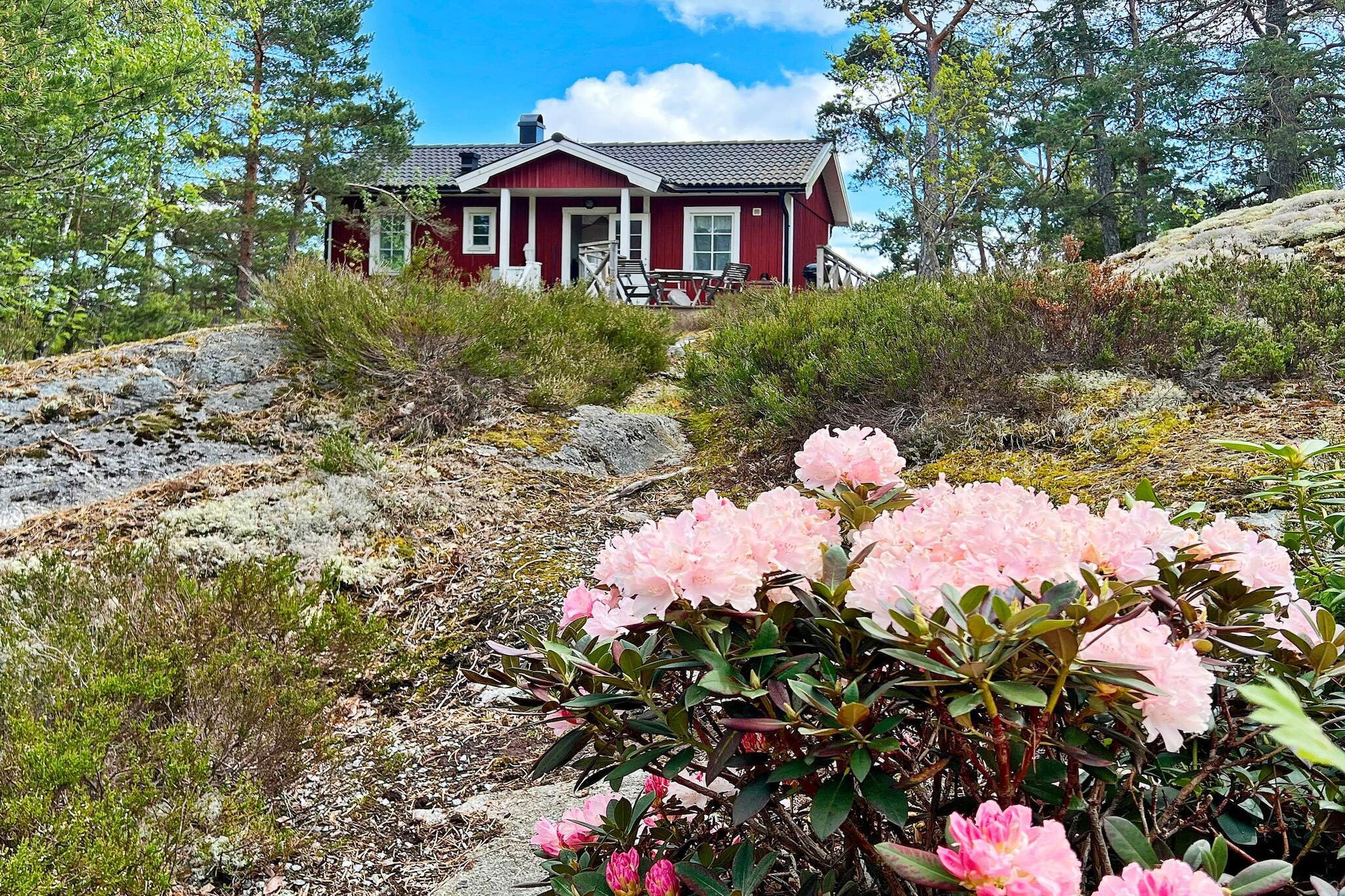 Welcome to a cozy house in StavsnÃ¤s on VÃ¤rmdÃ¶, the house is located high on a natural plot, with the water below the mountain, just a couple of minutes walk from the house. At the beach there is a bathing islet with beach, jetties and a football field with a boules court. The house has three bedrooms, one double and two single rooms. An open new kitchen with living room and dining area, with access to the terrace with several seats and sun lounger. The terrace runs between front and back, at the front there is a grill, which you can easily move to the back if you want. A fresh bathroom with electric toilet is in the house. The water in the house is used for dishes and showers, but should not be drunk, there is delicious drinking water to be fetched in a pump in the area. In StavsnÃ¤s and the surrounding area there is a lot to do, StavsnÃ¤s village is cozy, with cafÃ©, restaurant and shop, there is only a short walk. Many boats out to the islands in the archipelago leave from StavsnÃ¤s, take a day trip to Sandhamn or to another of the lovely nearby islands.