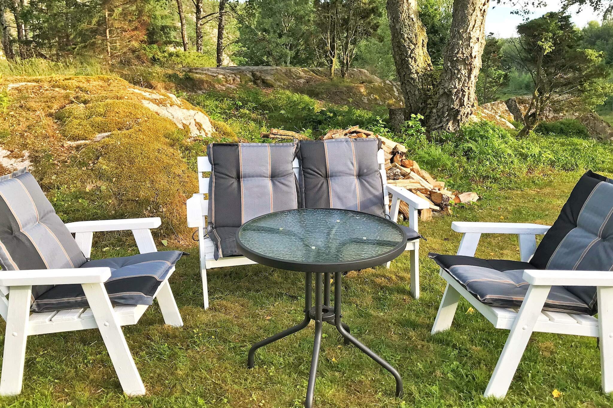 Welcome to Bovallstrand in Bohuslän and a cozy cottage in a scenic setting, with both a lake view and wild animals roaming around the cottage complex. The cabin is located in the scenic Bärfendal area in the borderland between the coast and the inland environments. Here you get to experience both long narrow valleys and high mountains with mile-long views of land and coast. In the forest there are plenty of berries and mushrooms and nearby the Soteleden - Kuststigen passes a fantastically beautiful coastal and varied hiking trail that stretches through the entire municipality of Sotenäs. Along the trail there are nice viewpoints, ancient remains, overnight cabins and shelters. The area has excellent conditions for rock climbing. There is a swimming area in the lake Stora Tosteröd's water or in Bovallstrand's salty sea water. The cabin is also geographically well located for day trips to other charming coastal communities both north and south. The cottage is situated in a scenic setting on a slope down towards a lake. Here the morning sun meets your breakfast time at the cottage's knot while nature wakes up with birdsong and maybe you'll be lucky enough to see both deer and moose passing by in the surroundings. Via the cottage's entrance, you enter a hall and further into the living room with a warming, cozy wood-burning stove. Further in the cottage there is a kitchen with stove, microwave, fridge/freezer and coffee maker, dining area with dining group, two bedrooms with 2 single beds in each room with lovely soft mattresses, and bathroom with shower. From the living room you reach the cottage's covered terrace, a lovely place to enjoy the rays of the afternoon sun while you grill a good piece of food. From the balcony, a staircase leads down to the grounds, which are large and offer great opportunities for sunbathing or playing games for a while. Bovallstrand is a nice old fishing village and with its location right by the sea, salt bathing becomes a given activity and here are also the famous bathing islets which are one of Bohuslän's finest bathing spots suitable for both swimming and fishing. In the buildings, much has been preserved from when shipping, fishing and stone-cutting flourished, which gave Bovallstrand its fine atmosphere. In the immediate area there are more pleasant and well-visited archipelago communities such as Smögen and Hunnebostrand, there is also a zoo called Nordens Ark where you can meet around 80 of the world's endangered animals. The beautiful nature and the opportunity to meet animals such as wolves, snow leopards or to come face to face with the world's largest feline, the Amur tiger, make the zoo a very popular excursion destination. In nearby Gerlesborg, there is an art school and a collective workshop where you can both see various exhibitions but also attend various training courses. For those who want to swing a golf club, it is not far to Sotenäs GK. If the weather turns cloudy or you feel the need for a workout in a gym environment, there is Tumlaren, Sotenäs municipality's swimming and wellness facility located in the coastal community of Väjern.