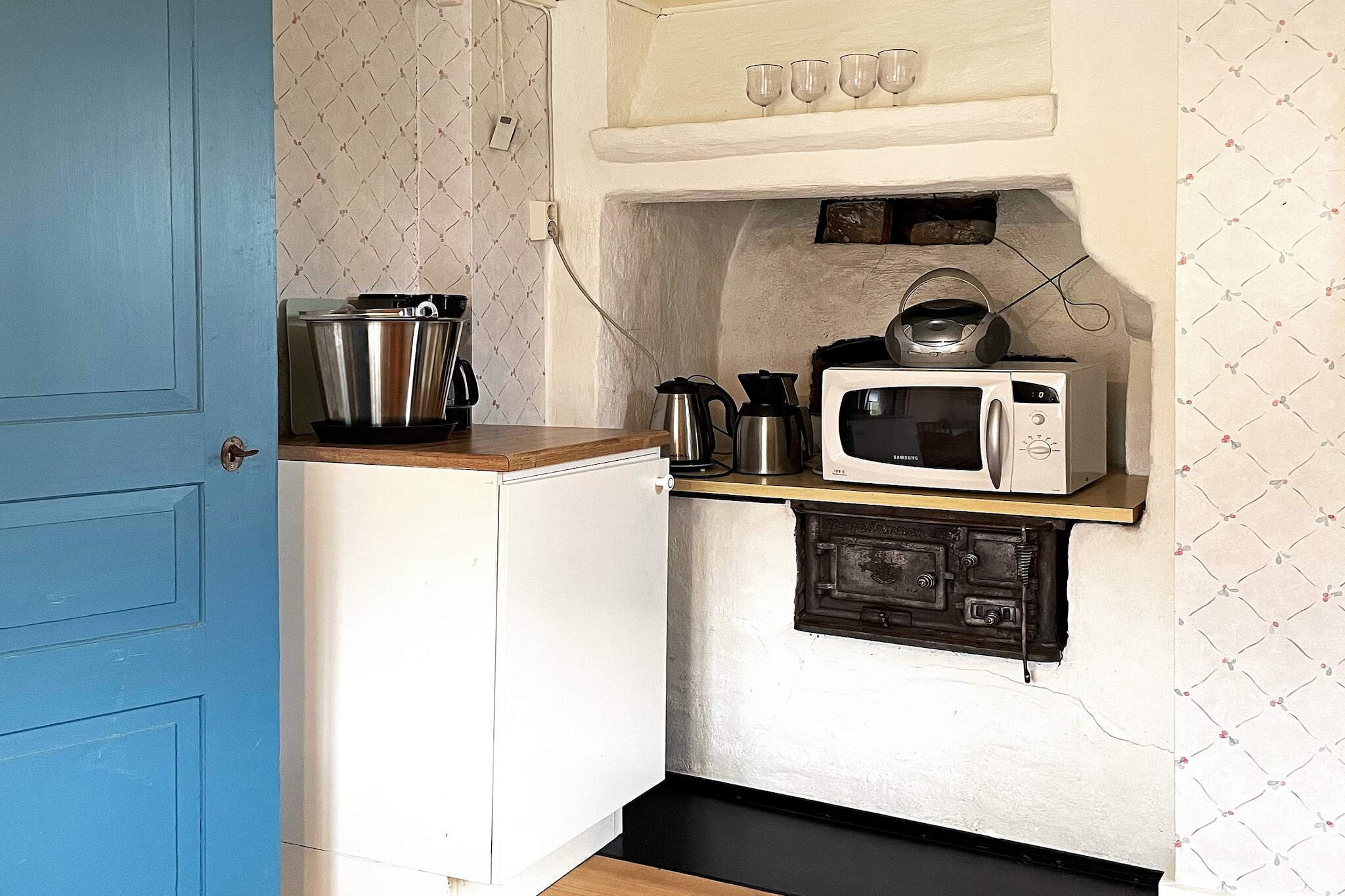 Welcome to a cozy charming cottage in the rural idyll. Outside, cows graze, in the spring there are cranes and there are plenty of deer and moose. Lyrestad is best known for its beautiful guest harbor and is a popular meeting place for tourists, boaters and people living in the area. The house is located a bit outside Lyrestad where you will find peace and quiet. Behind the blue door you enter a homely kitchen / dining area for 4 people. There are microwaves and kitchen utensils. To the right is a space with fridge / freezer and next to a bedroom with a bunk bed. Straight ahead from the dining area there is another bedroom with a single bed 120 cm wide and a single bed 90 cm wide. Next to the bedroom is the living room with sofa, armchair and wood burning stove. Here is a small TV and another small hall with exit. There is no running water in the house, it is in the outbuildings right next door. Shower is in one of the houses outside. There is a fresh shower cubicle built in. Next to this room is also the kitchen, here you can prepare your food on a stove with two plates and dishes. You can also bring water into the house from here. Next door is another small house where the toilet is which is a fresh separett. Below the plot, the homeowner lives with his family, but your accommodation is secluded in a lush garden. Older charm with cozy decor, this accommodation is suitable for the company of 4 people who want to experience lock areas, magnificent nature in Tiveden and historic sites around. In Norrqvarn there is a lovely playground and restaurant. In Lyrestad you can visit a country store from the past, play mini golf and eat well. Welcome to Lyrestad!