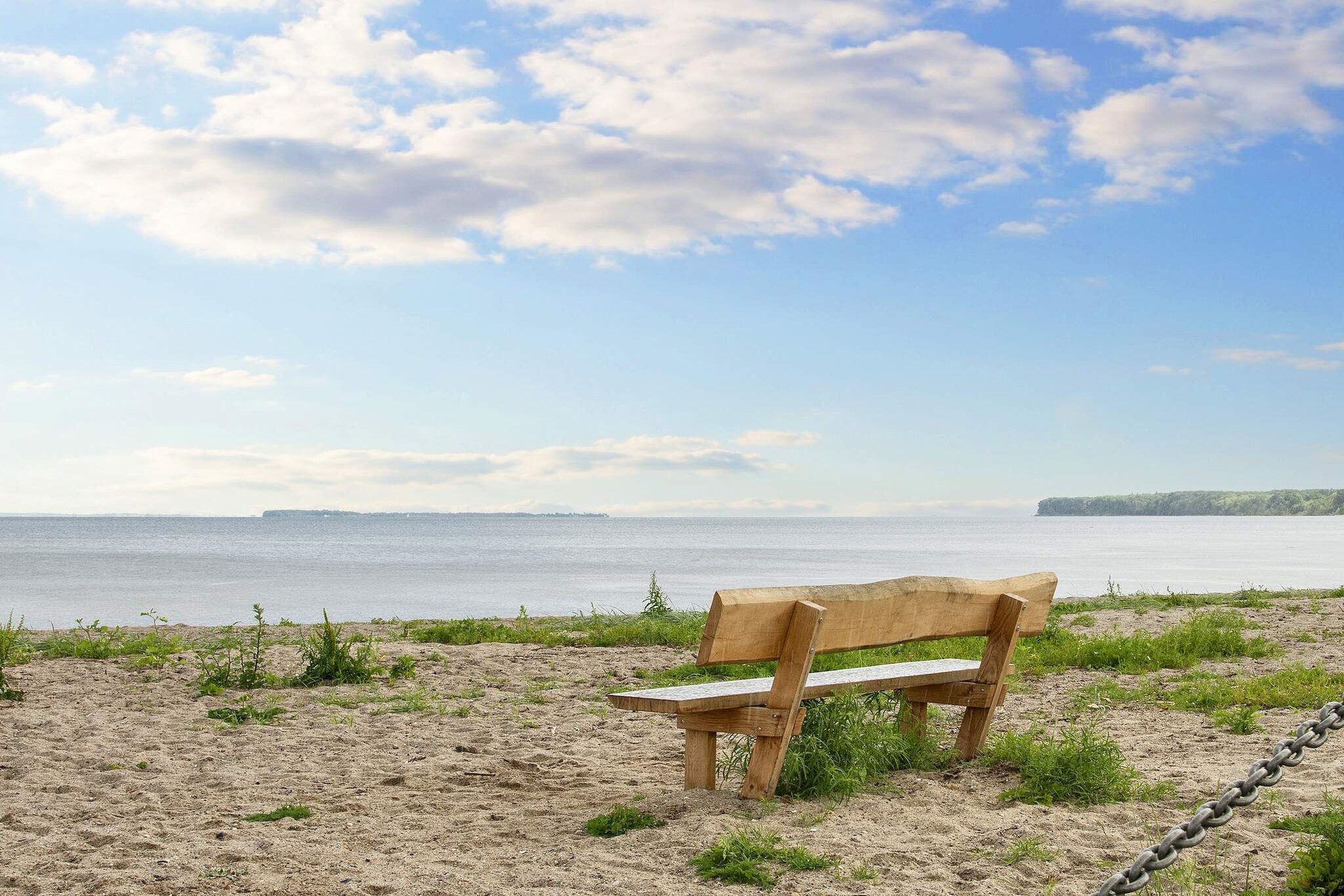 Internet Access DSL, Kitchen(stove(induction), coffee machine, oven, microwave, dishwasher, fridge-freezer), Living/bed room(TV, stereo unit, chromecast), bedroom(single folding bed, double bed), bedroom(2x single bed), bedroom(2x single bed), bathroom(washbasin, shower, toilet), game computer, tumble dryer, bath tub(outside, heated, 4 persons), washing machine, heating(electric), terrace, garden, garden furniture, air to air heatpump