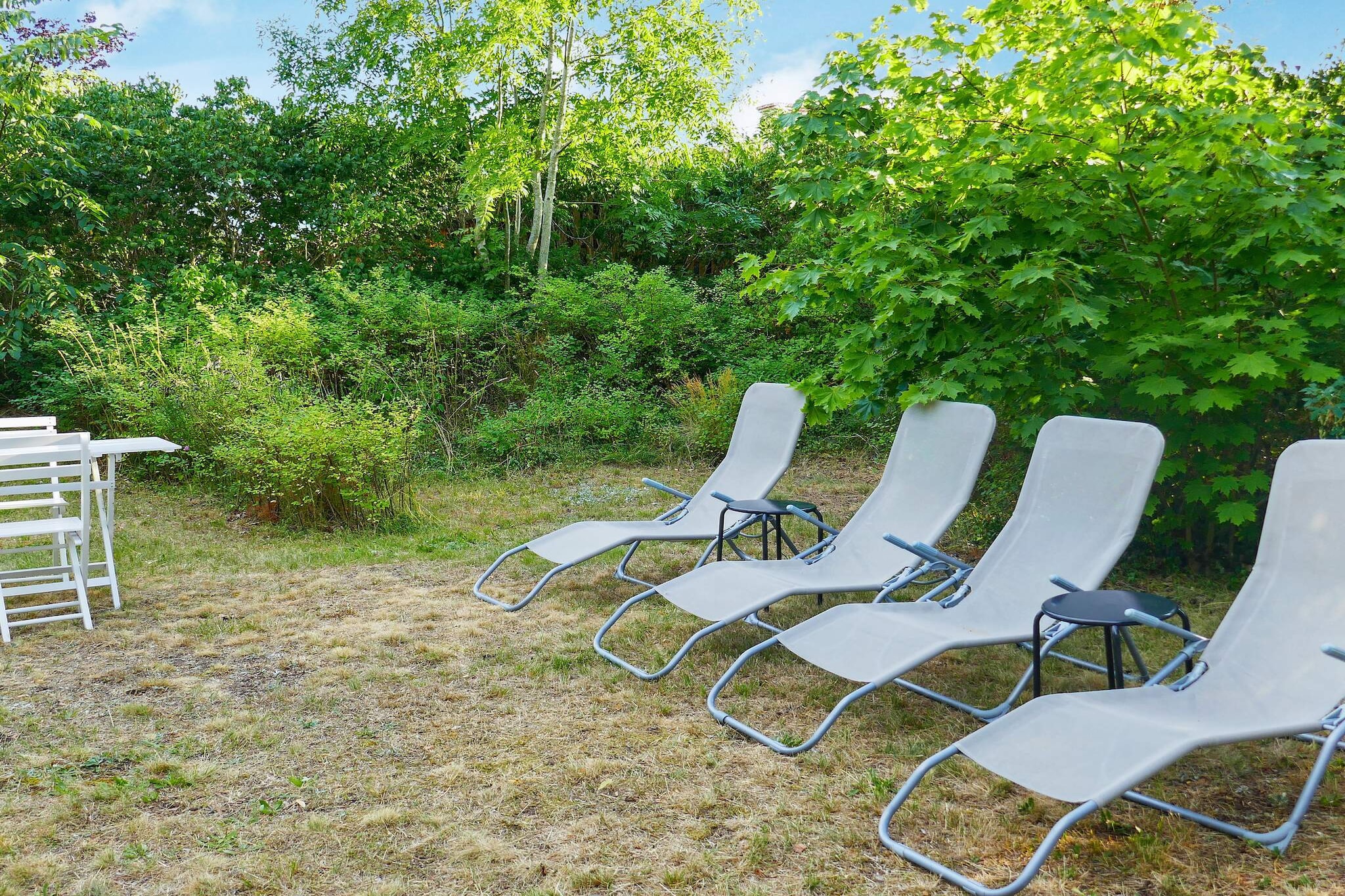 Basement: (shower(reachable from the outside))\n\nInternet Access DSL, Kitchen(cooker(2 ring stoves), coffee machine, microwave, fridge-freezer), Living/bed room(double folding bed, fireplace, radio), bedroom(4x bunk bed), bathroom(washbasin, toilet), heating(electric), terrace(roofed), garden, garden furniture, BBQ, parking