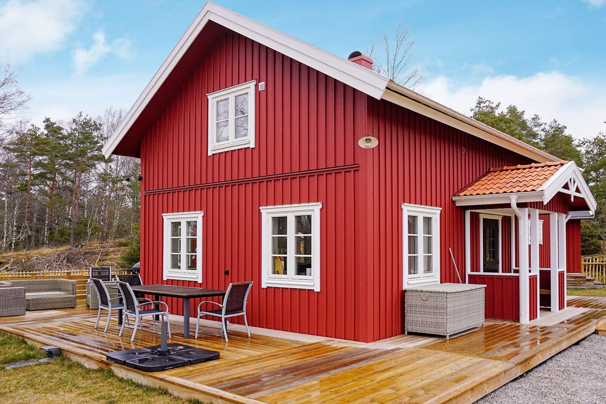 Welcome to this pleasant accommodation in a newly built cottage with an annex building in an idyllic, sunny and secluded rural location with the wild BohuslÃ¤n nature and its animals and bird life as the nearest neighbor. In the forest around the cottage there are both moose and deer but also mushrooms and berries. The accommodation is located just outside the fishing village and the seaside resort of Grebbestad. There are nice walking paths and exercise trails around the cottage junction where some roads take you into the center of Grebbestad via Greby's unique burial ground area from the Iron Age. It is also not too far from good swimming areas, golf and lovely coastal nature with nice viewpoints with views over the surrounding archipelago. If you do not want to walk, there is a bus stop at the entrance road, so feel free to take the bus to Grebbestad to experience the city and stroll on the piers in the bustling guest harbor, eat at a restaurant or outdoor restaurant, shopping or just enjoy the sea air on a sofa in the park. Take the opportunity to enjoy crayfish, shrimp and not least oysters, which are considered by many to be the best in the world! At the cottage you are welcomed by a nicely fenced garden and via the small vestibule with its benches you enter the cottage's large welcoming hall. The first floor consists of a nice open floor plan, a kitchen with stove, oven, microwave, fridge / freezer, coffee maker and dishwasher. Dining area with dining furniture, a living room with comfortable sofa group, TV and a warming wood burning stove. A bedroom with two single beds and a bathroom with shower and underfloor heating. From the hall there is a staircase up to the second floor where there are two bedrooms with two single beds in each room and a toilet with underfloor heating. Outside the cottage is an annex with bunk beds. From the dining room you reach the cottage's terrace area with comfortable summer furniture and barbecue, a perfect place to enjoy pleasant moments and conversation while enjoying the sea delicacies or a tasty piece of meat from the grill. The cottage has WiFi connection. It is not far to several of northern BohuslÃ¤n's picturesque fishing villages where you in addition to experiencing the narrow alleys, summer shops and restaurants, also can rent boat charters, fishing trips or why not a kayak to experience the beautiful archipelago outside. Several nature reserves with fantastic nature are in the area, such as. Tjurpannan and also Sweden's first marine national park Kosterhavet National Park, which is well worth a visit. For those interested in golf, there are several golf courses to choose from, the nearest of which is MjÃ¶lkerÃ¶ds GK. Welcome to a wonderful holiday in the northern BohuslÃ¤n coastline.