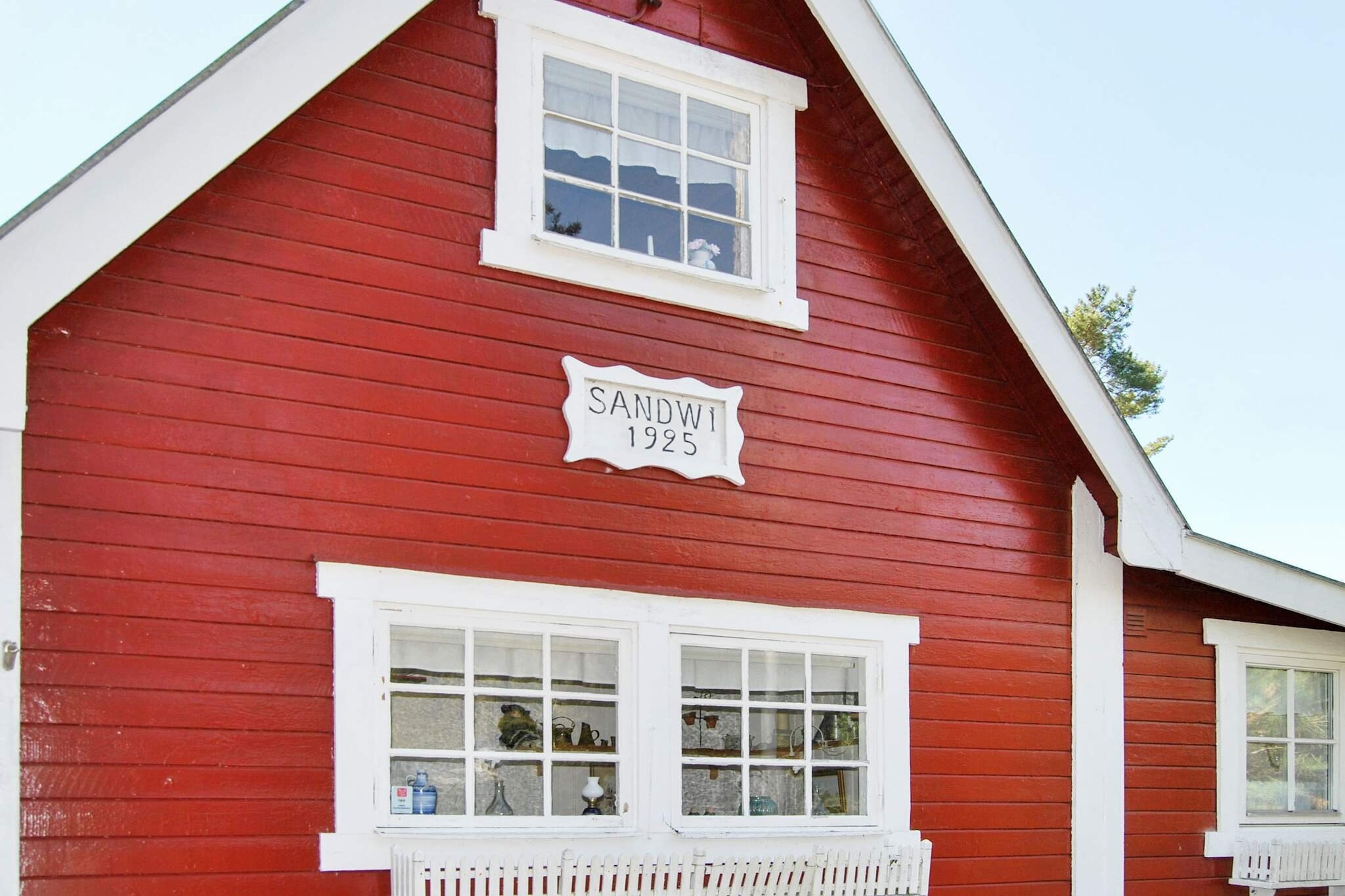 Kitchen(cooker(electric), hood, coffee machine, microwave, dishwasher, fridge-freezer), Living/bed room(TV, DVD player, radio, CD player), bedroom(2x single bed), bedroom(2x single bed, double bed), bathroom(washbasin, shower, toilet, washing machine), conservatory, heating(electric), terrace(garden furniture, BBQ)