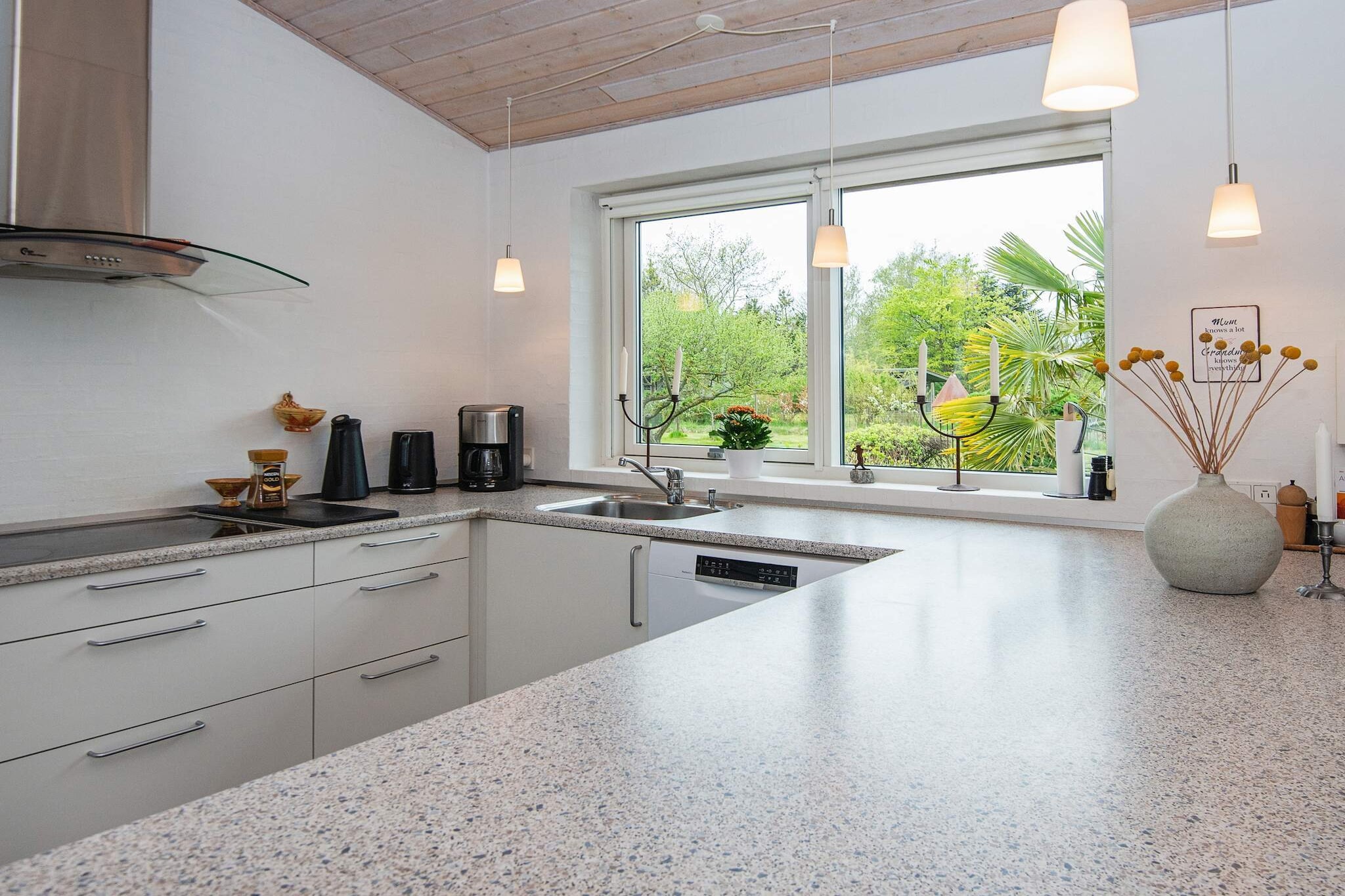 Cozy Property by Beach - Indoor