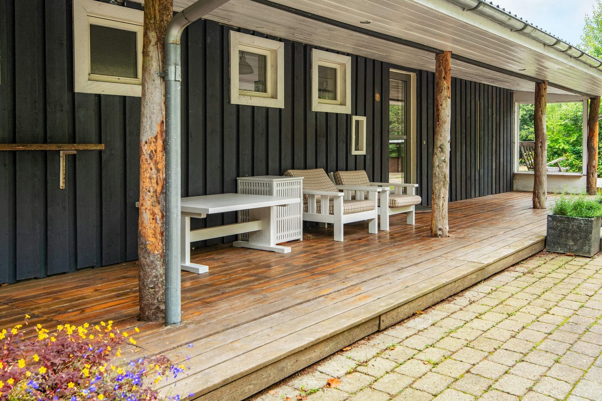 Internet Access DSL, Kitchen(cooker(electric), cooker(4 ring stoves, gas), coffee machine, dishwasher, fridge), Living/bed room(TV, high chair), Living/bed room, bedroom(double bed, bunk bed, cot), bedroom(double bed), bedroom(double bed), bedroom(double bed), bedroom(double bed), bathroom(tumble dryer, washbasin, shower, toilet, washing machine), bathroom(washbasin, toilet), carport, freezer(60-99L), fridge-freezer, bath tub(outside, 6 persons), heating(electric), terrace, garden furniture, deckchairs, play equipment, table tennis table, darts, football goal, air to air heatpump