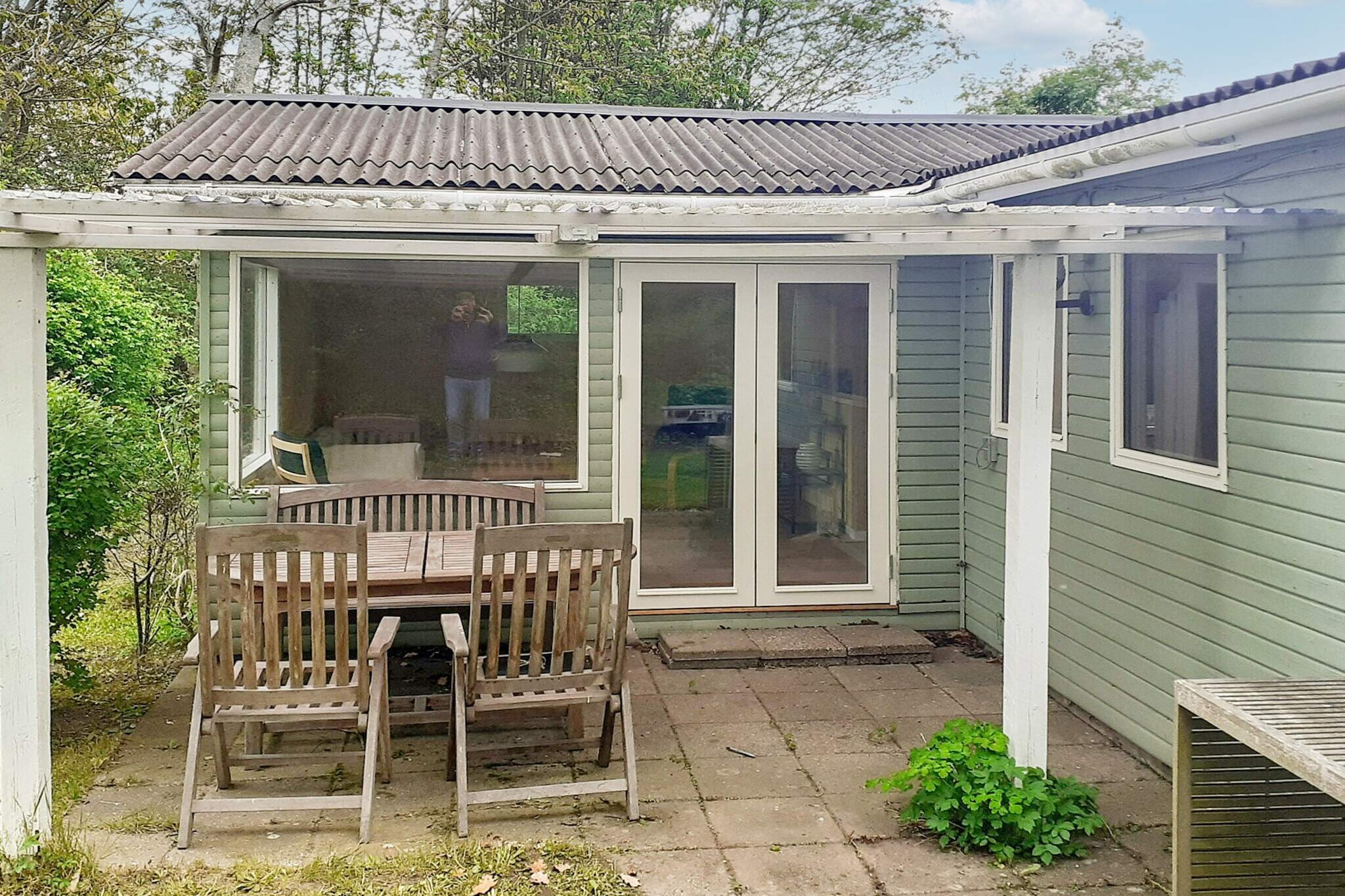 This inviting holiday home is located on a large, well-maintained and secluded garden plot, just 400 m from the very family-friendly beach at Overdråby Strand. With its peaceful setting and close proximity to the coast, the house is a great choice for couples or small families who wish to enjoy both comfort and nature during their holiday.
Inside, the house offers a practical layout with a bathroom featuring a shower, one bedroom with a double bed, and an open-plan kitchen and living area. The kitchen is fully integrated with the dining and sitting area, creating a cozy space for family meals and relaxation. The sofa in the living room can be converted into a double sofa bed, providing extra sleeping space if needed. From the living room, you have direct access to the covered terrace, where you can light up the grill and enjoy long summer evenings outdoors.
The garden is spacious and well-suited for children, offering plenty of room to play and a swing for added fun. The surrounding area is known for its charming walking and cycling paths, giving you the opportunity to explore the landscape at a leisurely pace. Whether you wish to spend your days at the beach, enjoy quiet moments in the garden, or take trips along the scenic trails, this holiday home provides the perfect base for a relaxing stay close to the sea.
No rental to youth groups.