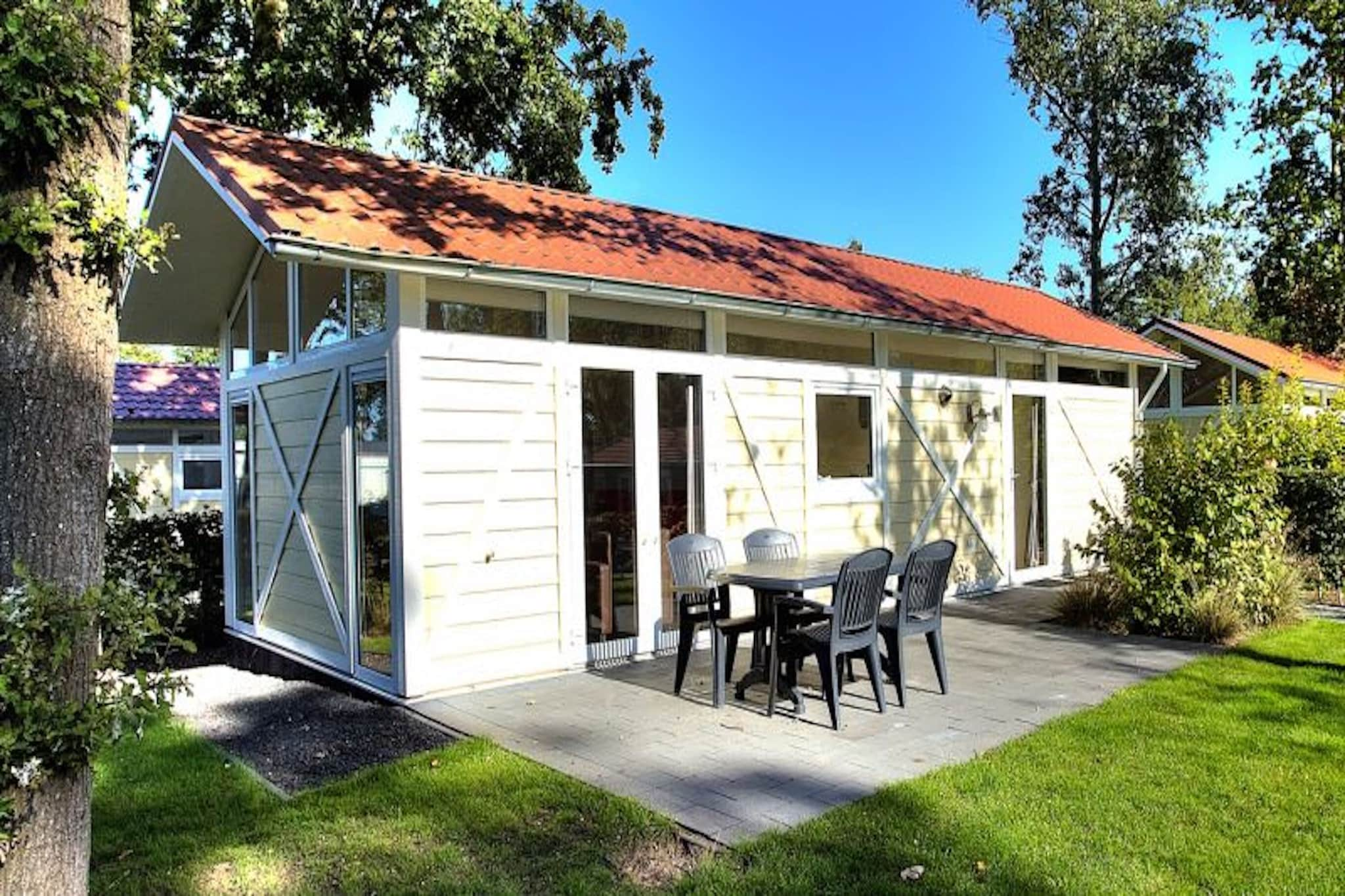 Contemporary chalet with dishwasher, in a holiday park on the Veluwemeer