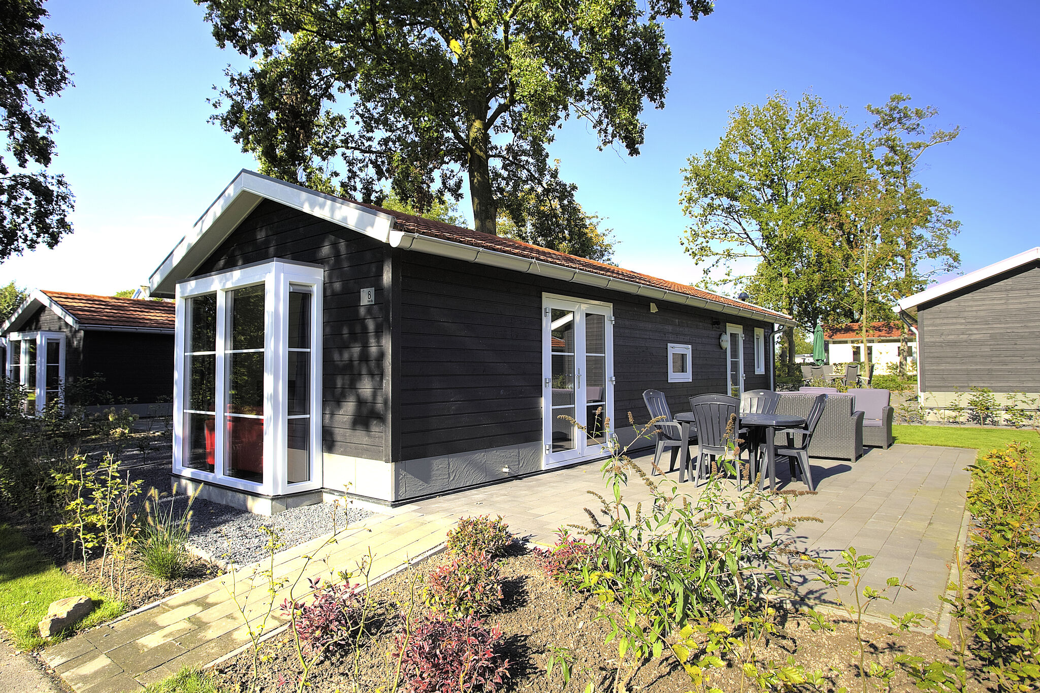 Well-maintained chalet with a dishwasher, in a holiday park on the Veluwemeer
