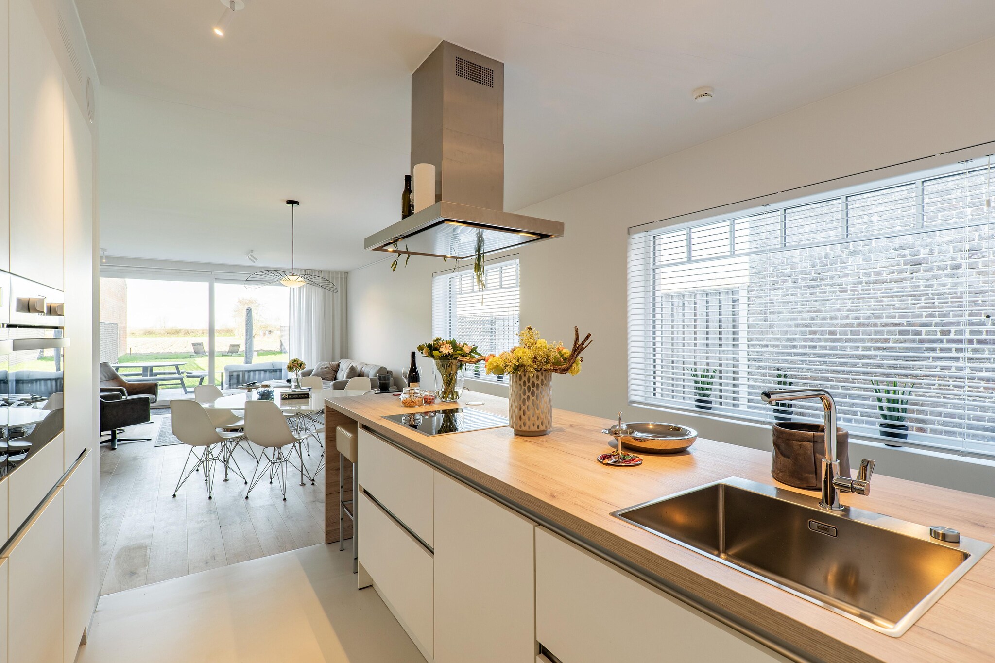 Stay in this lovely holiday home blessed with a wonderful location near the North Sea and the Belgian border. You have a nice garden with a parasol and each bedroom has its own bathroom. It comfortably accommodates a family.

Aardenburg is a historic place in the southwest of the Netherlands. You will find many cultural attractions here, including the imposing Sint-Baafskerk and the medieval town hall. Aardenburg also has a thriving arts scene, with numerous art galleries and studios showcasing local artists. You can explore the beautiful surrounding countryside on foot or by bicycle.

The holiday home is equipped with a well-equipped kitchen for preparing the most tasty meals. Enjoy a delicious dinner together at the dining table in the living room, which is also equipped with a TV and a comfortable seating area.