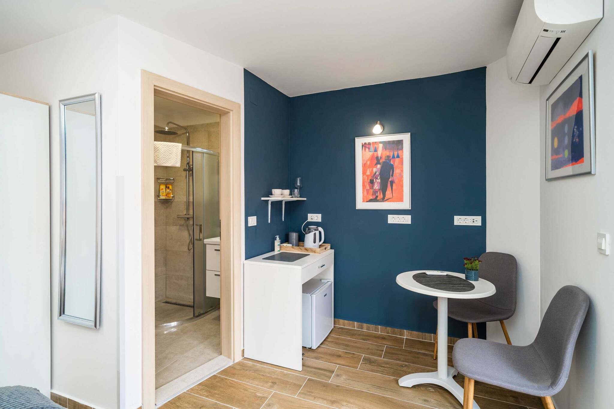 Argenta Rooms are located 1,5 km away from the Old Town (historic center) and only 400 m away from Banje beach.
Argenta Rooms offer accommodation in two units with private balcony.
Luggage storage is possible prior to check in and after check out, so you can explore the city a little more before your departure.
Free Wi-fi is availabe throughout the property.
This double room with balcony can accommodate two people. It features air conditioning as well as SAT LCD TV. Double room comes with double bed. The private bathroom comes with shower and toilet. Free toiletries, hair dryer as well as linens and towels are at your disposal. This room is on the first floor.
The UNESCO-protected center (1,5 km away) is known for its architecture and guests can explore its numerous sights, such as the Town Walls and Stradun Promenade. There are also many picturesque cafes and restaurants that invite to relax, as well as beaches, bars and shops. Everything you may need can be reached in 13 minutes walk.
The grocery shop, bakery and cafes can be found in 170 meters range. The nearest bus station is 250 meters away, with buses passing frequently.
Dubrovnik Bus Station and Ferry Port, connecting the mainland with various Dalmatian islands are 6,5 km away from the property, while Dubrovnik Airport is 19 km away.