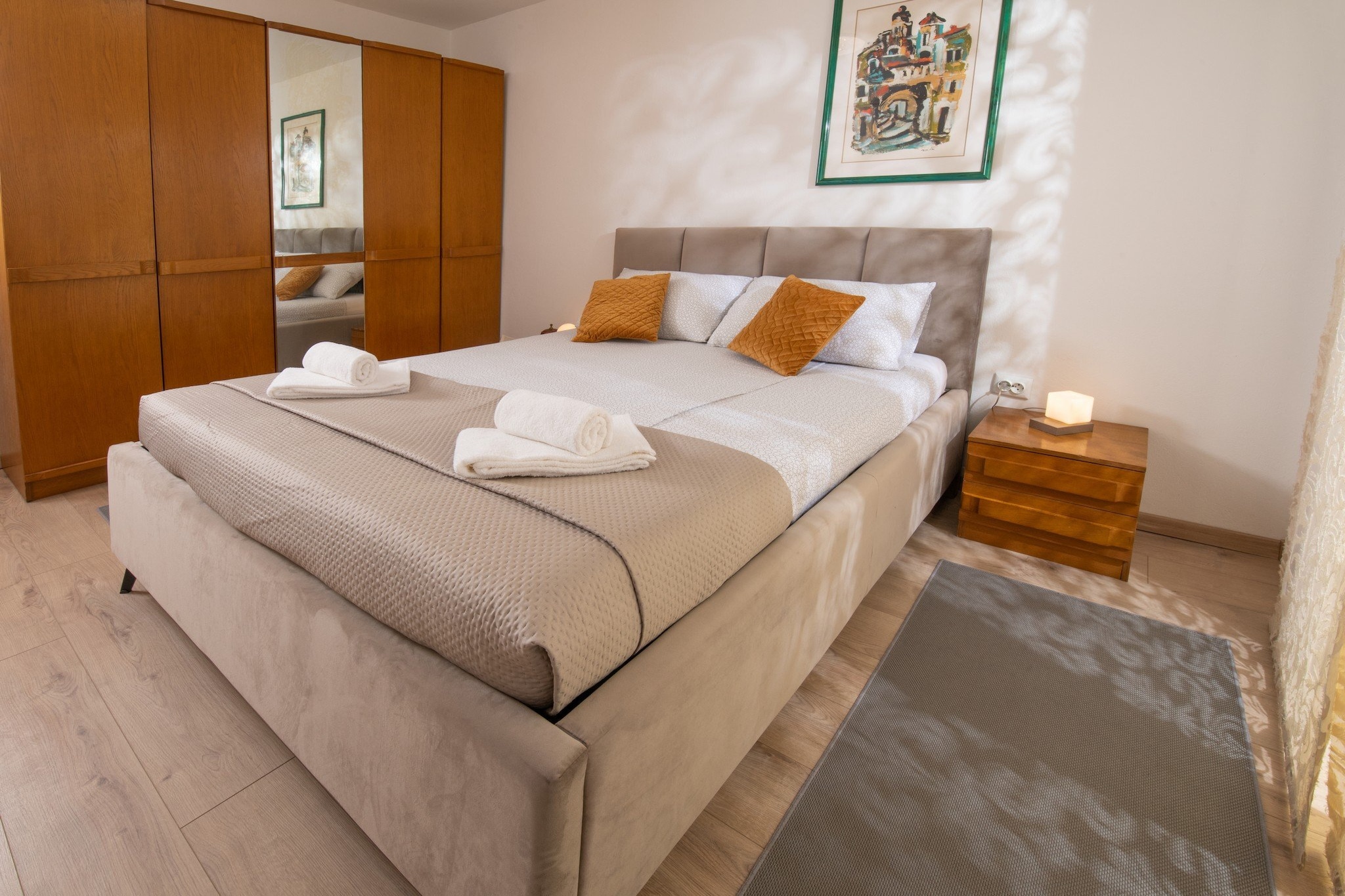 Apartment Point - Two Bedroom Apartment with Balcony