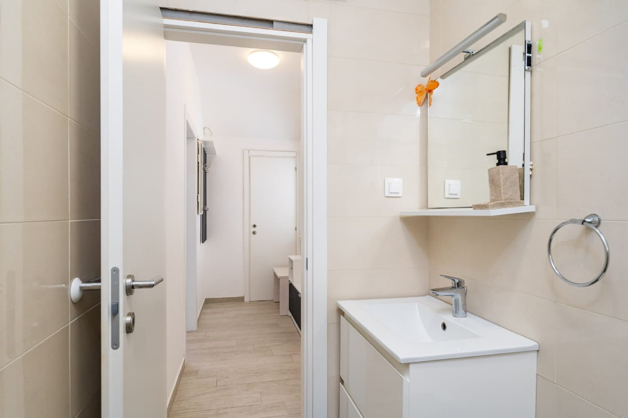 Studio Apartment Feather - Studio Apartment with Terrace-Bathroom