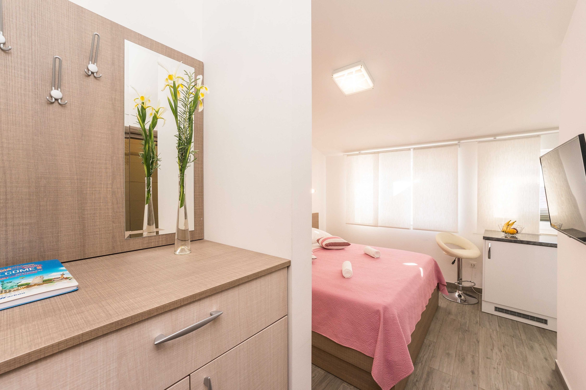 On the 1st floor: (Kitchen(electric kettle, toaster, hood, oven, microwave, dishwasher, fridge, freezer), Living/bed room(double king size bed, TV, dining table, seating area), bathroom(toilet, shower, washing machine))\n\ndining room, cot, air conditioning, parking