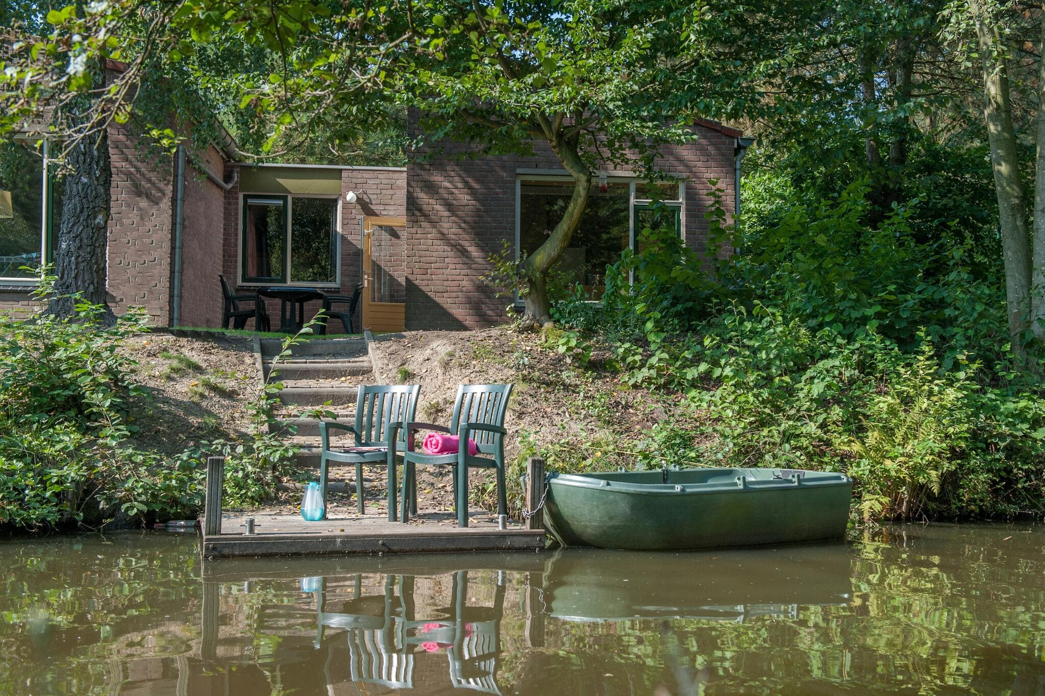 Gerestylede bungalow aan het water met eigen roeiboot, op een vakantiepark
