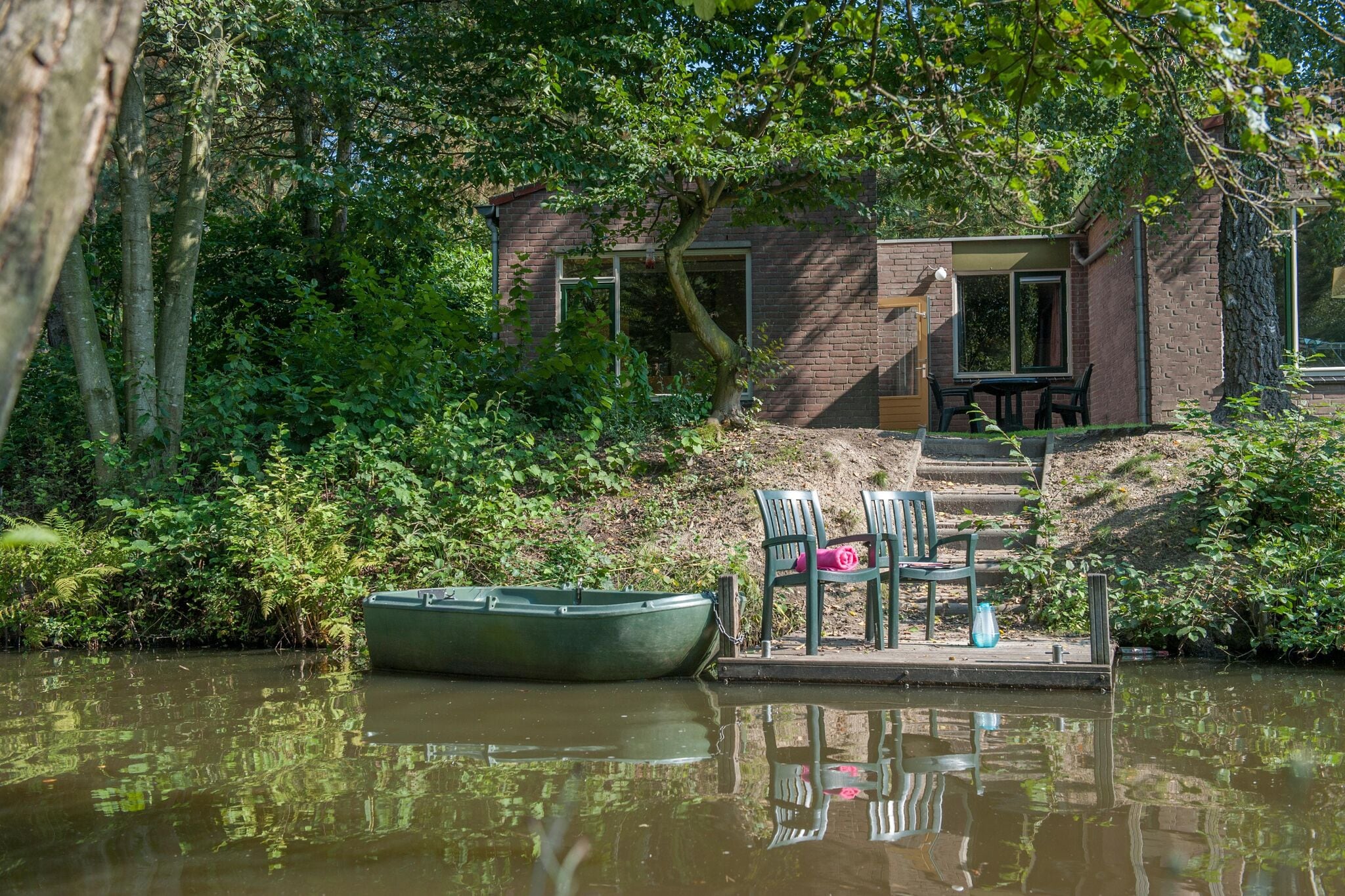 Gerestylede, aan het water gelegen bungalow met roeiboot, op een vakantiepark