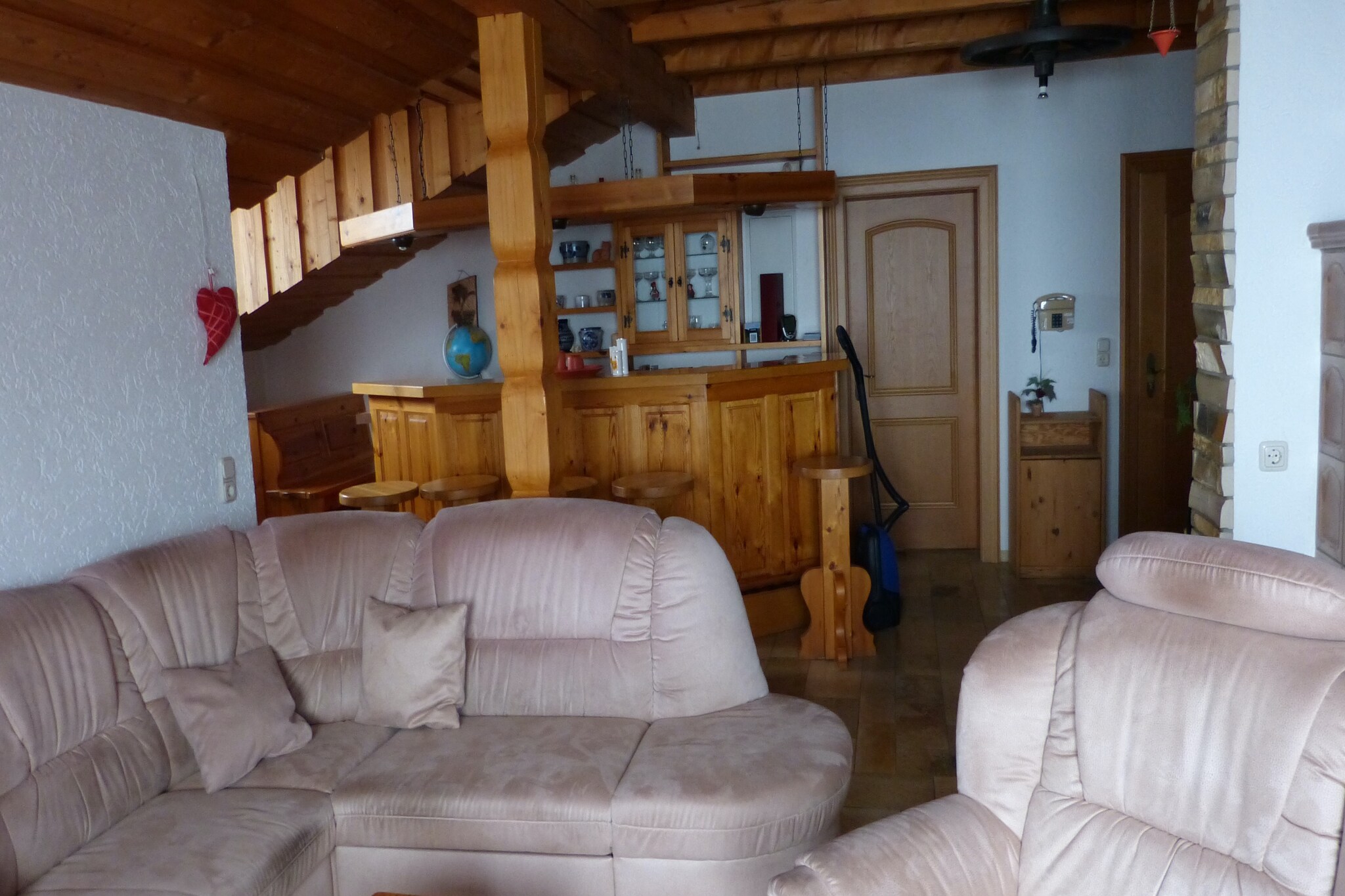 On the 1st floor: (Kitchen(electric kettle, toaster, cooker(4 ring stoves, ceramic), coffee machine(filter), combination microwave, microwave, fridge-freezer), Living/diningroom(TV(satellite), dining table, seating area, bar), bedroom(single bed(90 x 200 cm), single bed(90 x 200 cm)), bedroom(double bed(180 x 200 cm)), bathroom(bath tub, shower, washbasin, toilet, urinal))\n\nfireplace, balcony, heating(central), garden(shared with other guests), BBQ, parking, deckchairs