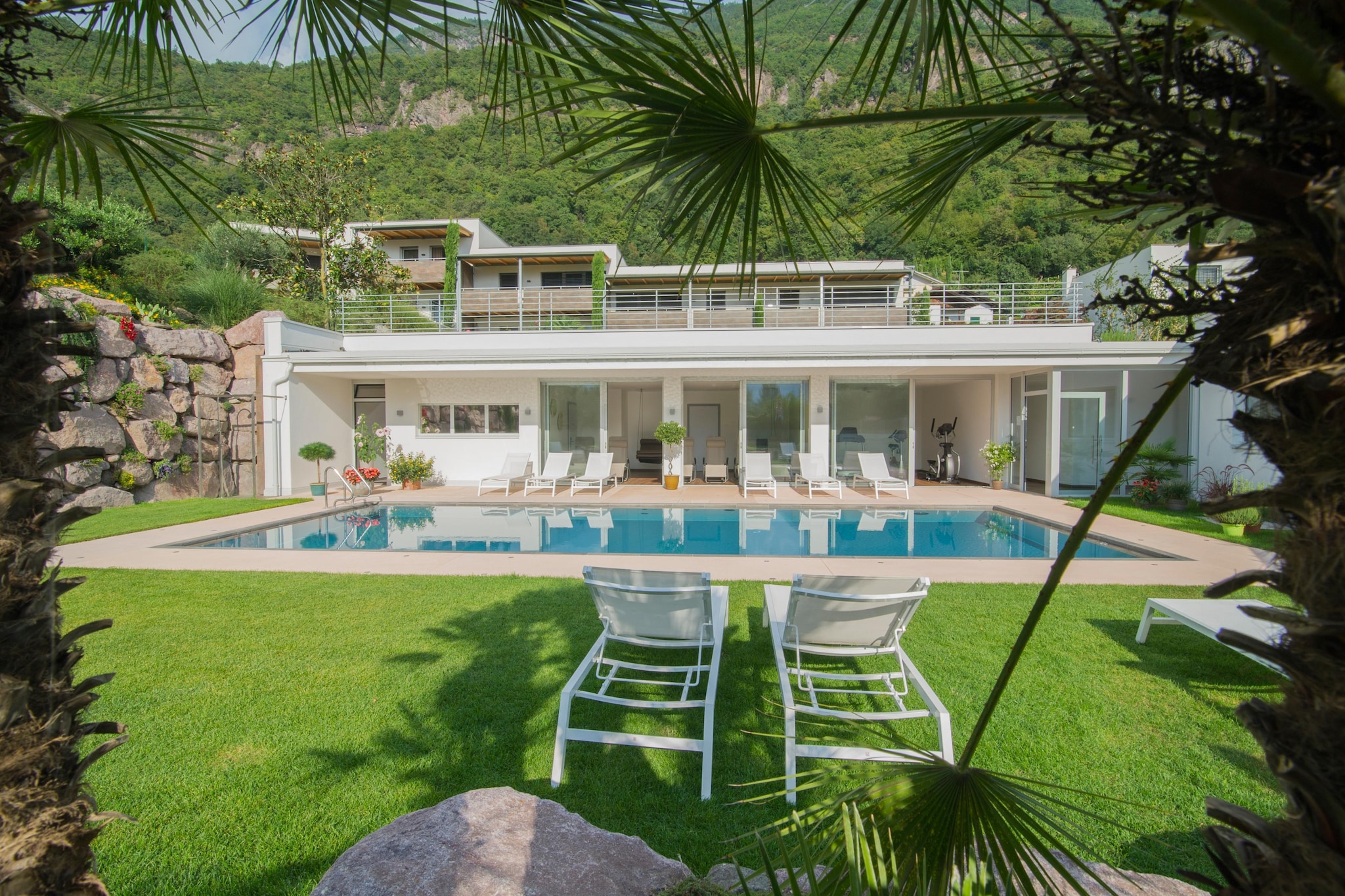 This modernly furnished holiday flat is conveniently located near the Adige river. It is equipped with a lot of comfort, a garage and a beautiful garden. With a comfortable double bed, the flat is ideal for a romantic holiday for two.
Merano or Meran (in Italian) is located in South Tyrol, close to the border with Austria and Switzerland. It is a chic city with a rich history and a historic centre that you should explore during leisurely strolls, for example in the Steinach quarter. Sports enthusiasts can hit a round of balls at the nearby Lana Merano Golf Club (3.3 km). The Seggiovia Single ski lift is just 5.6 km from the residence.
The property has a lovely terrace where you can relax. You can prepare a breakfast of your choice in the well-equipped kitchen and in hot weather you can also take a refreshing shower outside in the garden. The holiday flat is completely even with the ground, there are only two stairs directly at the entrance.