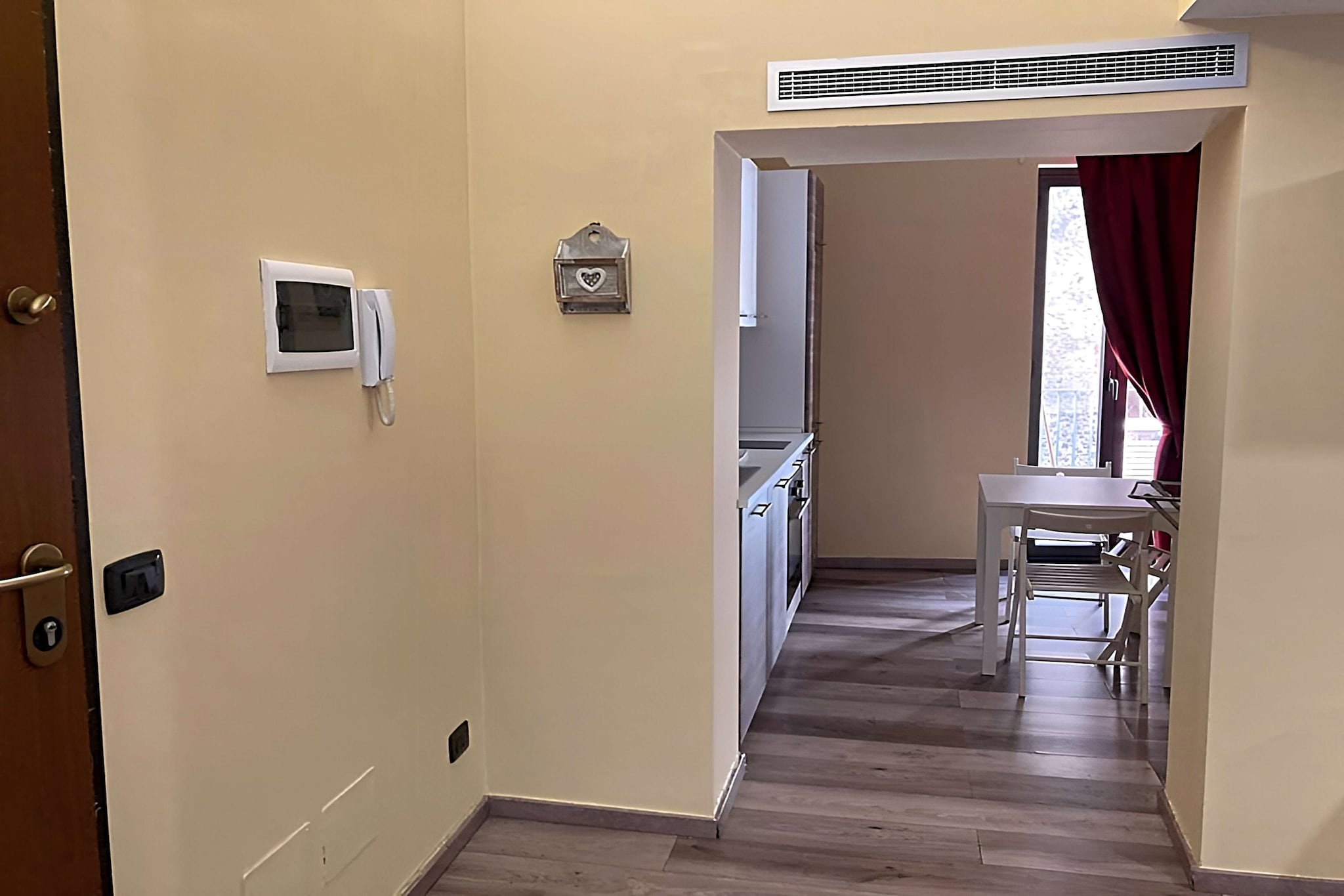 Ground floor: (Living room(seating area), Kitchen(dining table, hob, oven, fridge), bedroom(double bed), bathroom(shower, washbasin, toilet, bidet))\n\nwashing machine(shared with other guests, paid), heating, air conditioning, parking lot(public)