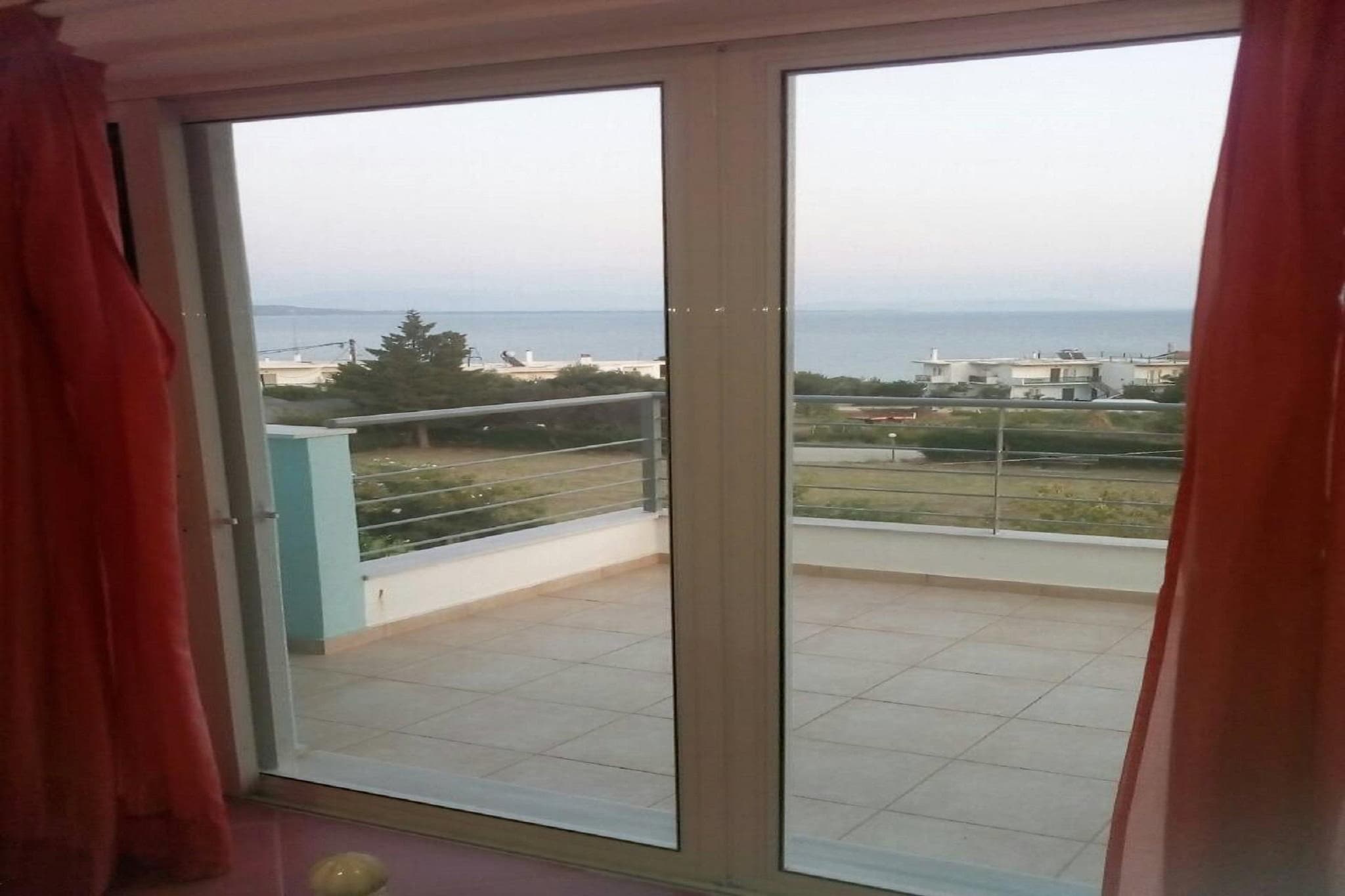 This is the perfect place for a wonderful holiday on the West Greek coast. This holiday home is located near the beach by the sea and has a furnished garden and parking. It comfortably accommodates 2 families.

The residence is located within walking distance of the beach. There are several cozy restaurants a stone's throw away and a visit to the nearby Amvrakikos Wetlands National Park is also very worthwhile.

Start the day with a homemade breakfast in the simple kitchen, and enjoy the beautiful view over the sea. The accommodation has a barbecue and you can leave your car in the parking lot.