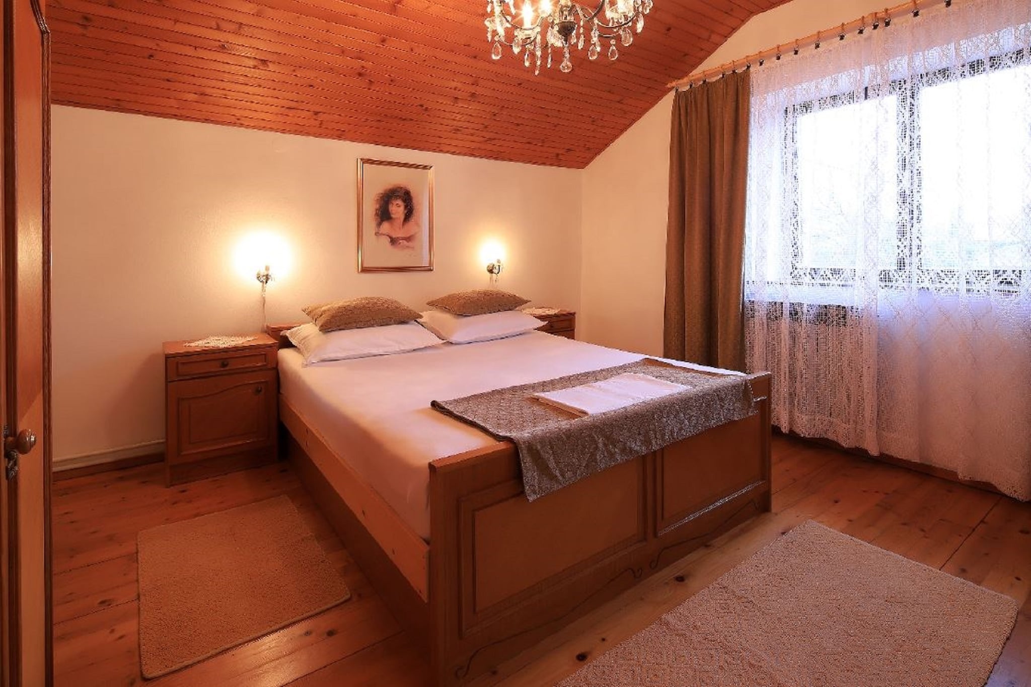 On the 1st floor: (Kitchen(hob, oven, fridge, washbasin, washing machine), Living/diningroom(dining table, seating area), bedroom(double bed), bedroom(single bed, single bed), bathroom(bath tub, shower, washbasin, toilet))\n\nterrace(private), garden(shared with the owner ), BBQ(shared with the owner ), parking