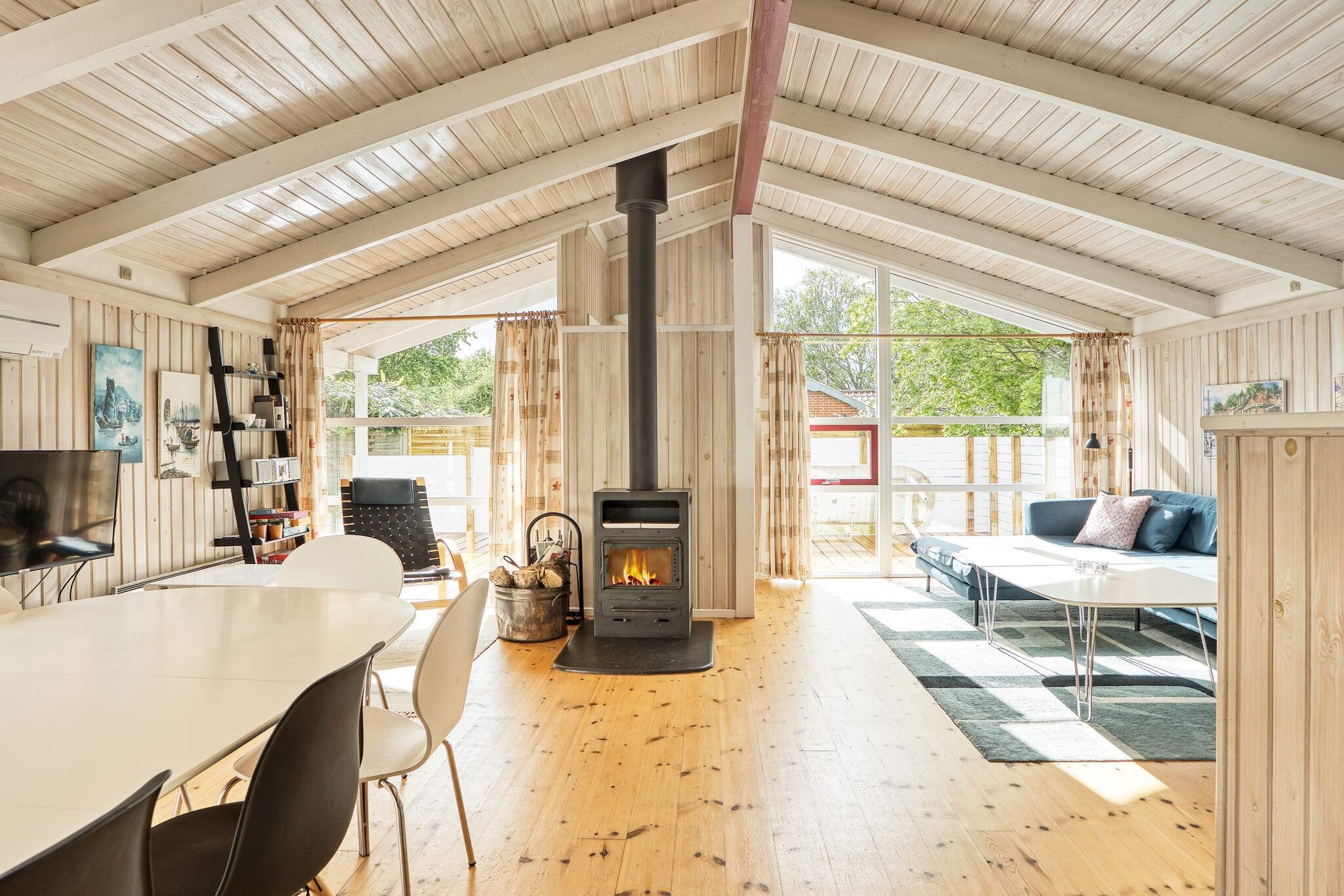 Internet Access DSL, Kitchen(cooker(electric), hood, coffee machine, microwave, dishwasher, fridge(+ freezer)), Living/bed room(TV, CD player, stereo unit, high chair, chromecast), bedroom(double bed, cot), bedroom(double bed), bedroom(4x bunk bed), bathroom(floor heating)(tumble dryer, washbasin, shower, toilet, washing machine), bathroom(floor heating)(washbasin, shower, toilet), sauna(indoor, 3 persons), heating(electric), terrace, garden furniture, air to air heatpump