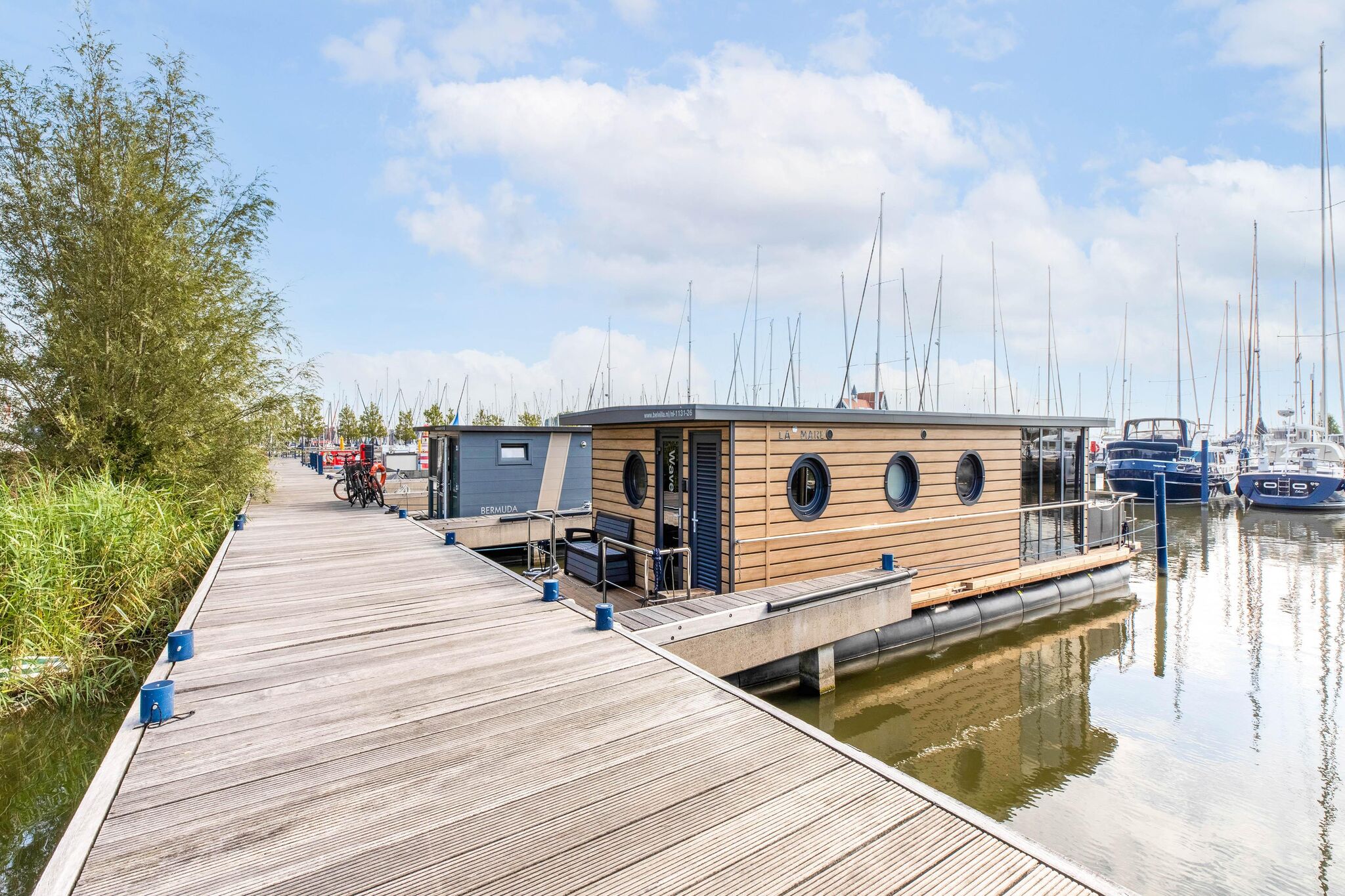 Comfortabele woonboot in jachthaven Volendam