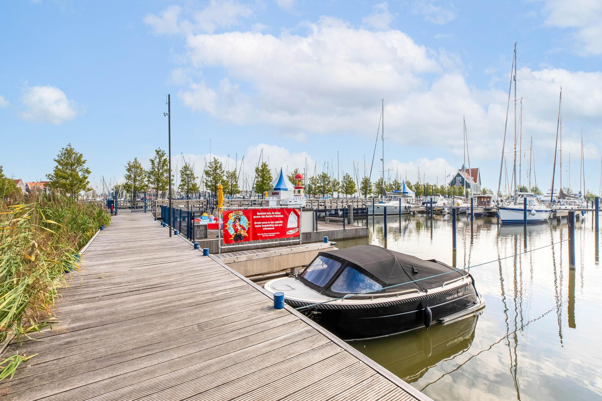 Comfortabele woonboot in jachthaven Volendam