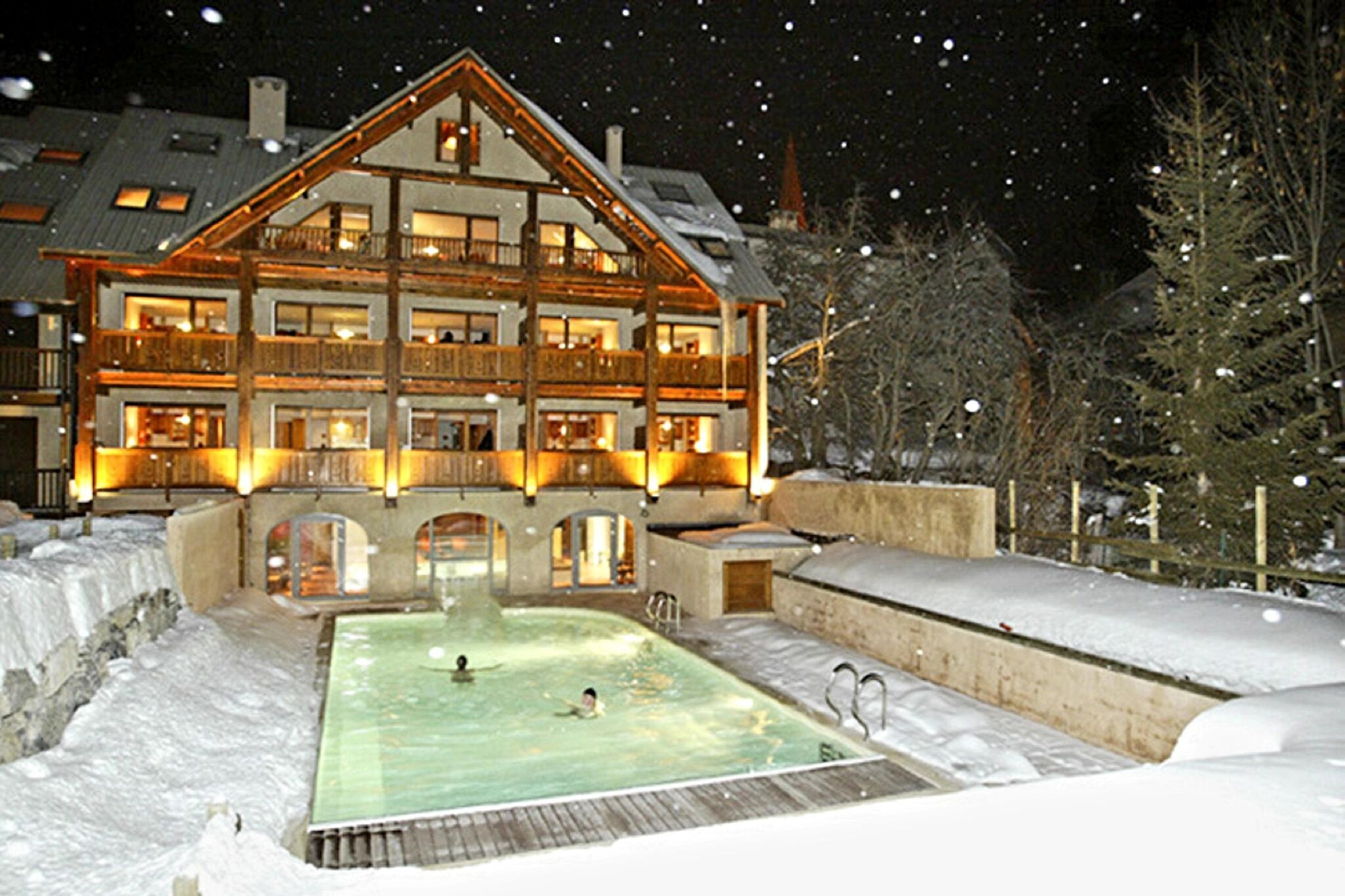 Schöne Wohnung in Le Monêtier-les-Bains mit Pool