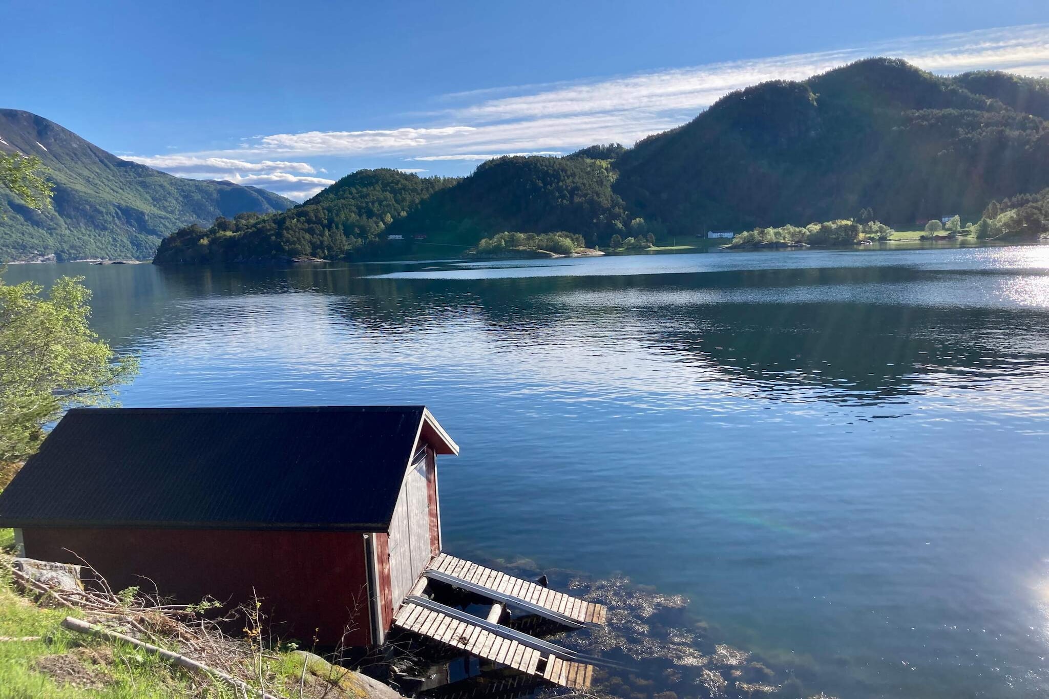 Kitchen(12 m2)(cooker(electric), hood, coffee machine(filter), waffle iron, microwave, dishwasher, freezer(> 250L), fridge-freezer, washing machine), Living/bed room(42 m2)(TV(german television channels, norvegian TV channels ), radio, chromecast), bedroom(2x single bed), bedroom(single bed, double bed), bedroom(double bed), bedroom(single bed), bathroom(floor heating)(bathtub or shower, washbasin, toilet), heating(electric), terrace(27 m2), garden furniture, BBQ, parking, air to air heatpump